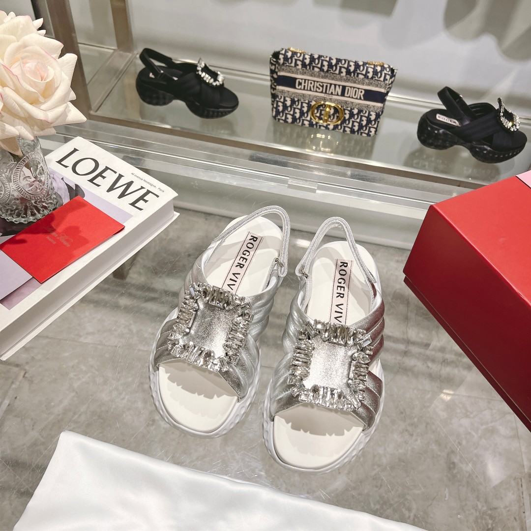 NO:247945,Viv'Run diamond buckle fabric sandals, new SS style. When fashion encounters sports style, the brand's favorite Viv'Run sports series was born. Sandal style, handmade fabric, embellished with brand flash diamond buckle. It has an invisible Choc heel. Sheepskin upper. Leather magic buckle strap. Swivel diamond buckle. Leather front insole. Rubber outsole up to 7.5cm. Grid. Size 35-39. Recommended to match sportswear, casual wear, daily. Suitable for seasons and summer., sandals, sandals, sheepskin19860909Viv'Run钻扣织物凉鞋,SS新款.当时尚邂逅运动风,就诞生了品牌倍受喜爱的Viv'Run运动系列.凉鞋款式,织物手工制成,点缀品牌闪钻饰扣.设有隐形Choc后跟. 羊皮鞋面. 皮革魔术扣扣带. 闪钻饰扣. 皮革额内底. 橡胶外底最高7.5cm. 格. 尺码35-39. 推荐搭配运动装,休闲装,日常. 适应季节夏季.,凉鞋,sandals,sheepskin,Women's Shoes