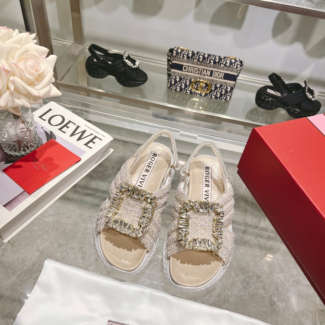 NO:247942,Viv'Run diamond buckle fabric sandals, new SS style. When fashion encounters sports style, the brand's favorite Viv'Run sports series was born. Sandal style, handmade fabric, embellished with brand shimmer diamond buckle. It has an invisible Choc heel. Fabric upper. Leather magic buckle strap. Glitter diamond buckle. Leather front insole. Rubber outsole up to 7.5cm. Grid. Size 35-39. Recommended to match sportswear, casual wear, daily. Summer., Sandals, sandals19860909Viv'Run钻扣织物凉鞋,SS新款.当时尚邂逅运动风,就诞生了品牌倍受喜爱的Viv'Run运动系列.凉鞋款式,织物手工制成,点缀品牌闪钻饰扣.设有隐形Choc后跟. 织物鞋面. 皮革魔术扣扣带. 闪钻饰扣. 皮革额内底. 橡胶外底最高7.5cm. 格. 尺码35-39. 推荐搭配运动装,休闲装,日常. 适应季节夏季.,凉鞋,sandals,Women's Shoes