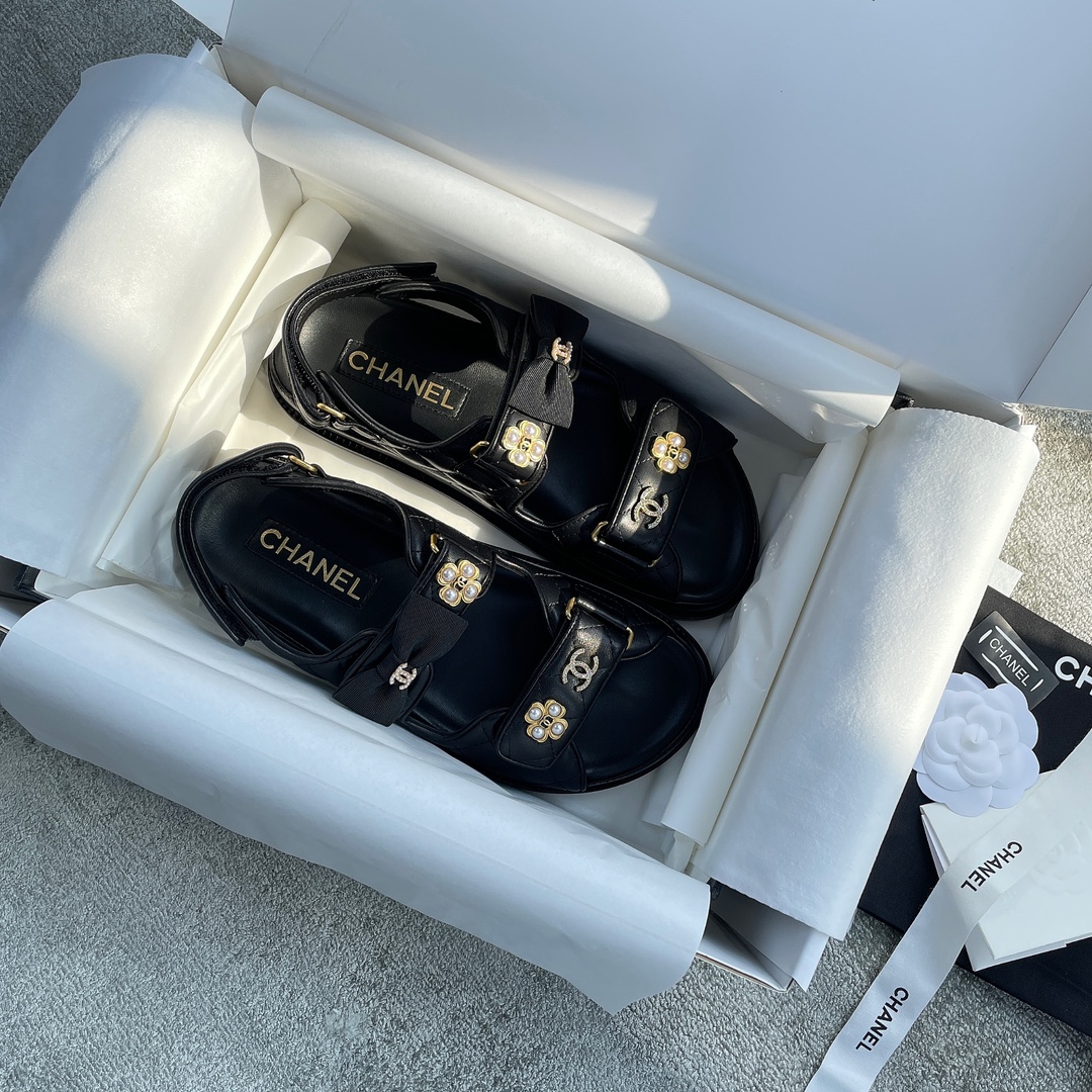 NO:250329,CHANEL sandals beach shoes, new color pearl buckle four-leaf clover, are so cute, beach shoes are gradually showing new colors, and every color can't help but buy them. The classic style and new colors are added, and I feel so moved.  Classic beach shoes have new colors every year. This year's new colors and designs are amazing, and they are so beautiful. Summer hot-selling models, denim, leisure and vacation, velvet surface, bright and lively colors, comic graffiti styles, clean and bright, and fashionable. They are all changing designs made of classic models, which are still very eye-catching. The gold cow cow is three-dimensional embossed cow leather, and the embossed is three-dimensional, concave and concave. Velcro design unlocks different sock matching, and the shape is very inclusive. Customized cow leather surface, full grain sheepskin inside, barefoot foot feels very close to the skin, very gentle touch, Italian dyed leather upsole, 5mm thickness, and the sole is a very solid leather layer. Material customized material cow leather surface, sheepskin leather bottom, packaging original box, color 15 colors, heel height 2cm  Shoe size 35-39 (40 can be customized), slippers sandals, chanel, sandals, slippers, cowhide, sheepskin, Leather soles, socks19860909CHANEL凉鞋沙滩鞋 新色珍珠扣四叶草,可爱度爆棚了,沙滩鞋陆续出新色,每一个颜色都忍不住入手,经典版型加新花色,狠狠心动了. 经典的沙滩鞋,每年都出新色,今年新色新设计绝绝子,美到心坎上了.夏天的热卖款,牛仔布,休闲度假,绒布面,颜色明亮活泼,漫画涂鸦款,干净明媚,洋气到不行,都是经典款做的变动设计,依然十分的吸引眼球.金币款是立体压花牛皮,压纹是那种立体的,凹凸错落.魔术贴设计,解锁不同袜子搭配,造型包容性非常强.定制牛皮面,内里全粒面羊皮,赤脚脚感非常的贴肤,很轻柔的触感,意大利透染真皮大底,5mm厚度,大底是非常扎实的真皮层. 材质定制材料牛皮面 羊皮里 真皮底 包装原盒 颜色15个颜色 跟高2cm 鞋码35-39（40可定做）,拖鞋凉鞋,chanel,sandals,slippers,cowhide,sheepskin,Leather soles,socks,Women's Shoes