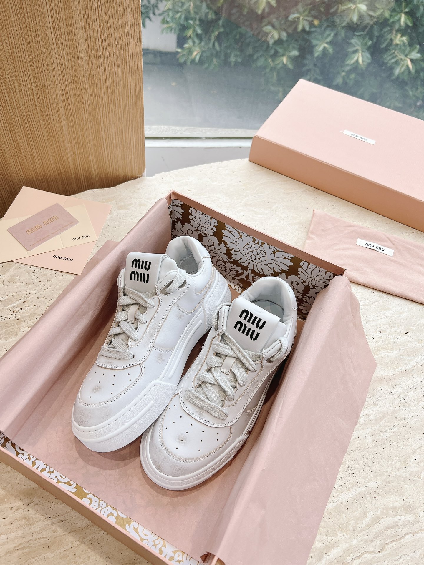 NO:441523,G086 In stock, new models of Miaomiumiu are available in hot and dirty shoes, small white shoes. This year's main model is retro and fashionable, simple and high-end, casually matched. It is very comfortable to wear and must-have for the year!  Original cowhide upper, silk cowhide, original outsole 35-39 (40 customization), casual shoes/sports shoes, miumiu, sneakers, cowhide19860909G086 现货供应缪缪miumiu新款 火爆款脏脏鞋 小白鞋 今年主推款 复古做旧时尚 简约高级 随意搭配 上脚非常舒适,年度必入款！ 鞋面原版牛皮 内里丝绸牛皮里 原版大底 35-39（40定制）,休闲鞋/运动鞋,miumiu,sneakers,cowhide,Women's Shoes