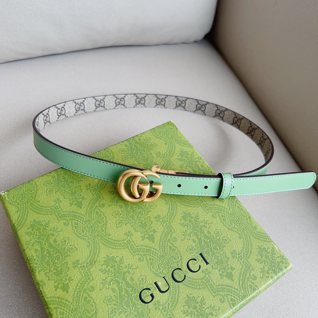 这款腰带采用GG Supremepvc制作，匠心点缀品牌标志性的双G元素，彰显品牌的马术传承。背面再添方