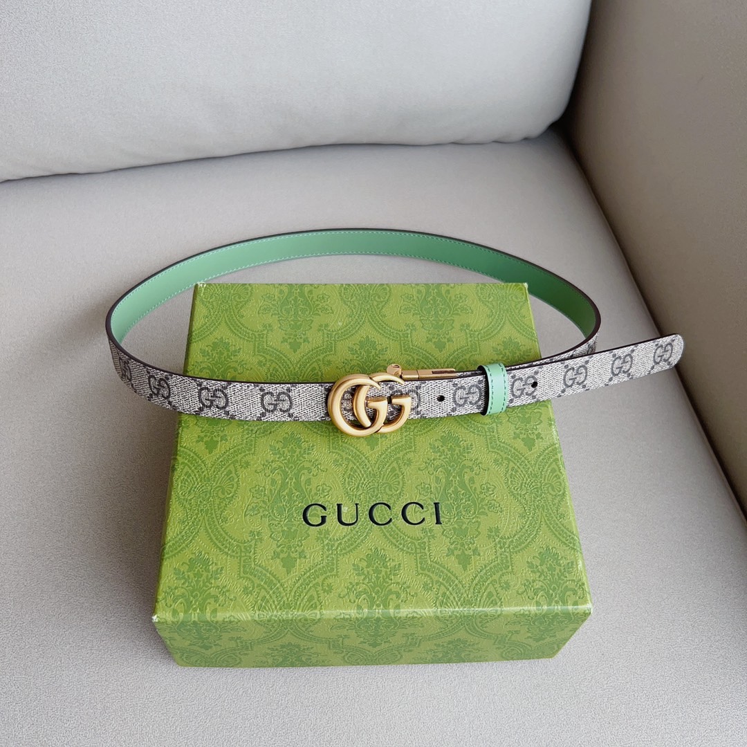 这款腰带采用GG Supremepvc制作，匠心点缀品牌标志性的双G元素，彰显品牌的马术传承。背面再添方