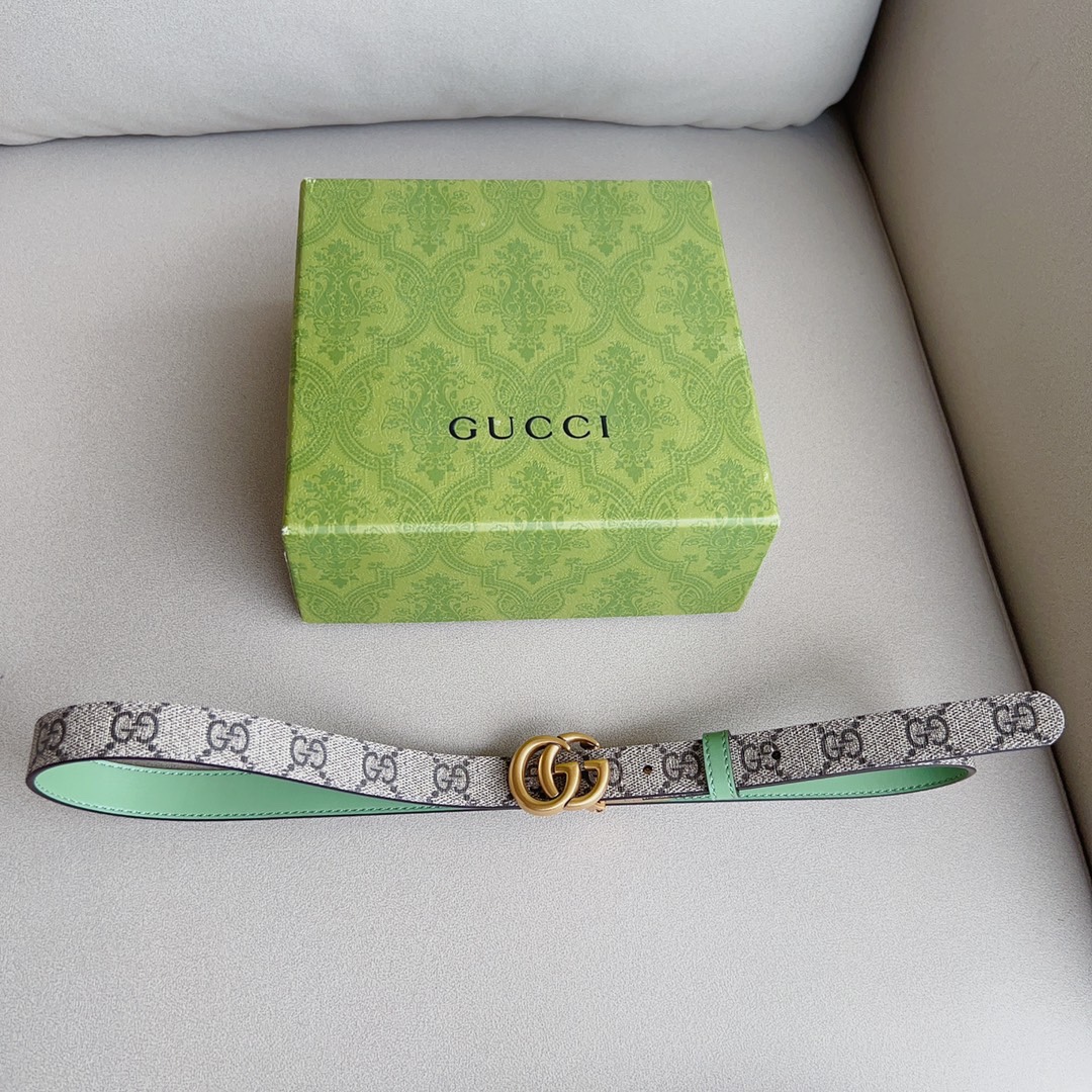 这款腰带采用GG Supremepvc制作，匠心点缀品牌标志性的双G元素，彰显品牌的马术传承。背面再添方