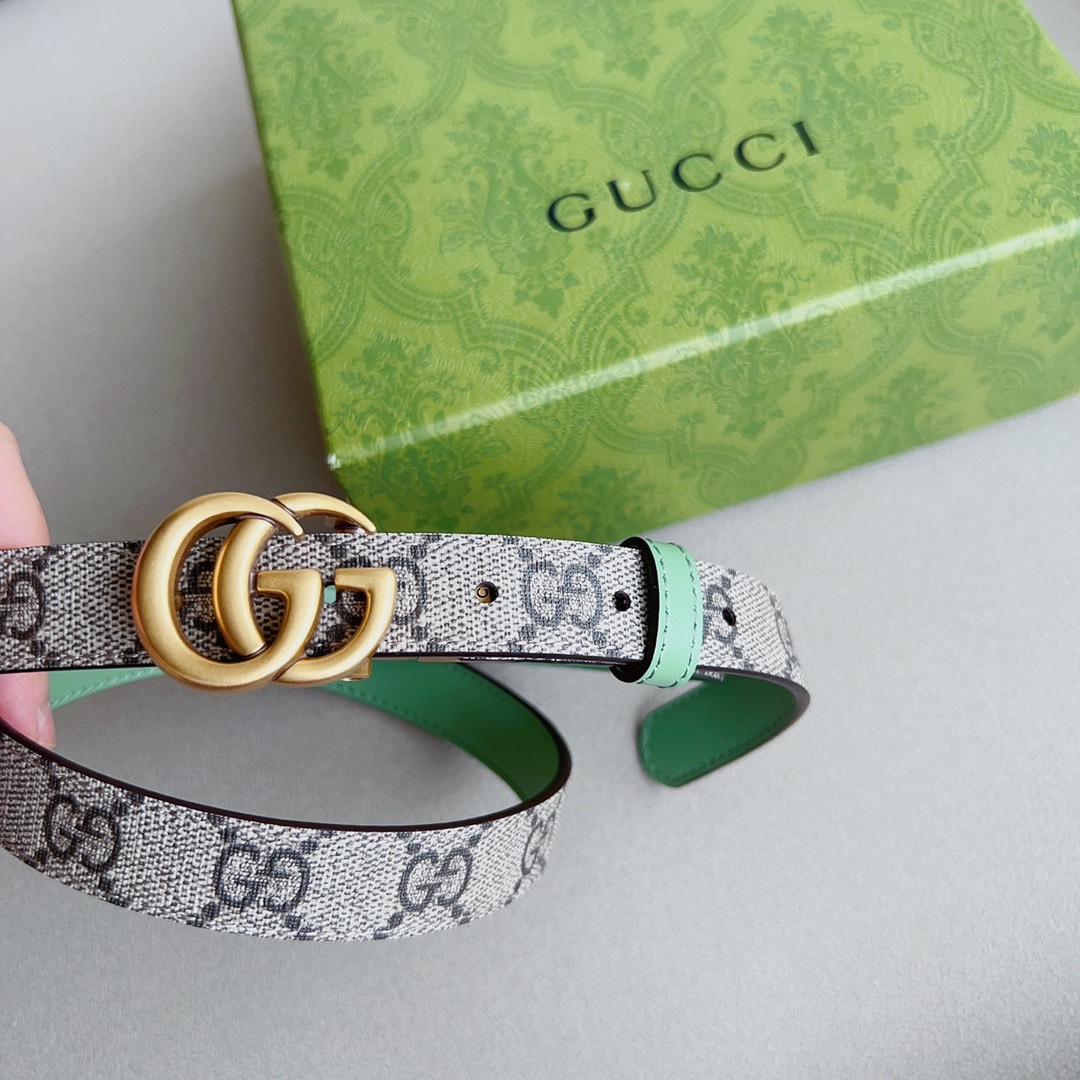 这款腰带采用GG Supremepvc制作，匠心点缀品牌标志性的双G元素，彰显品牌的马术传承。背面再添方
