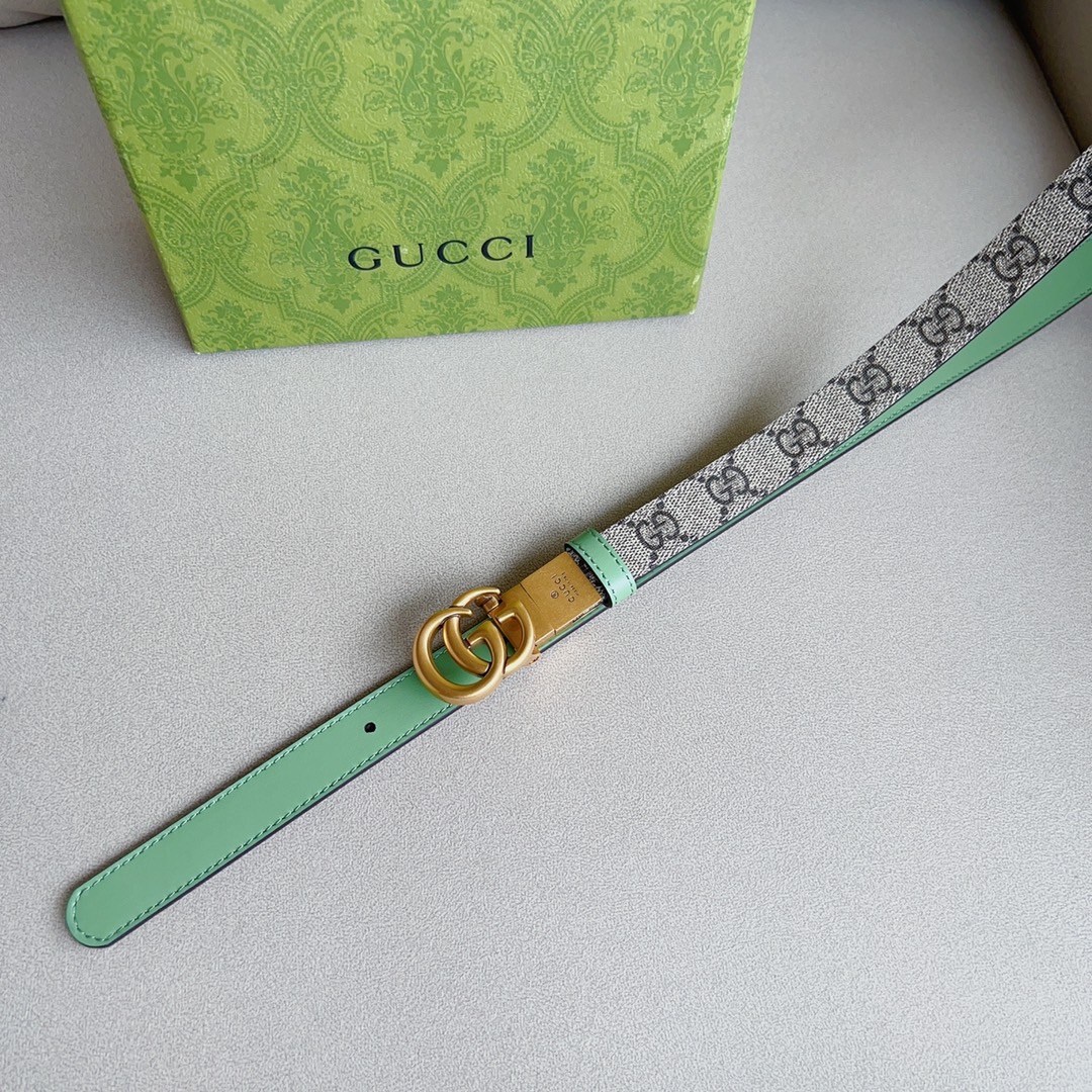 这款腰带采用GG Supremepvc制作，匠心点缀品牌标志性的双G元素，彰显品牌的马术传承。背面再添方