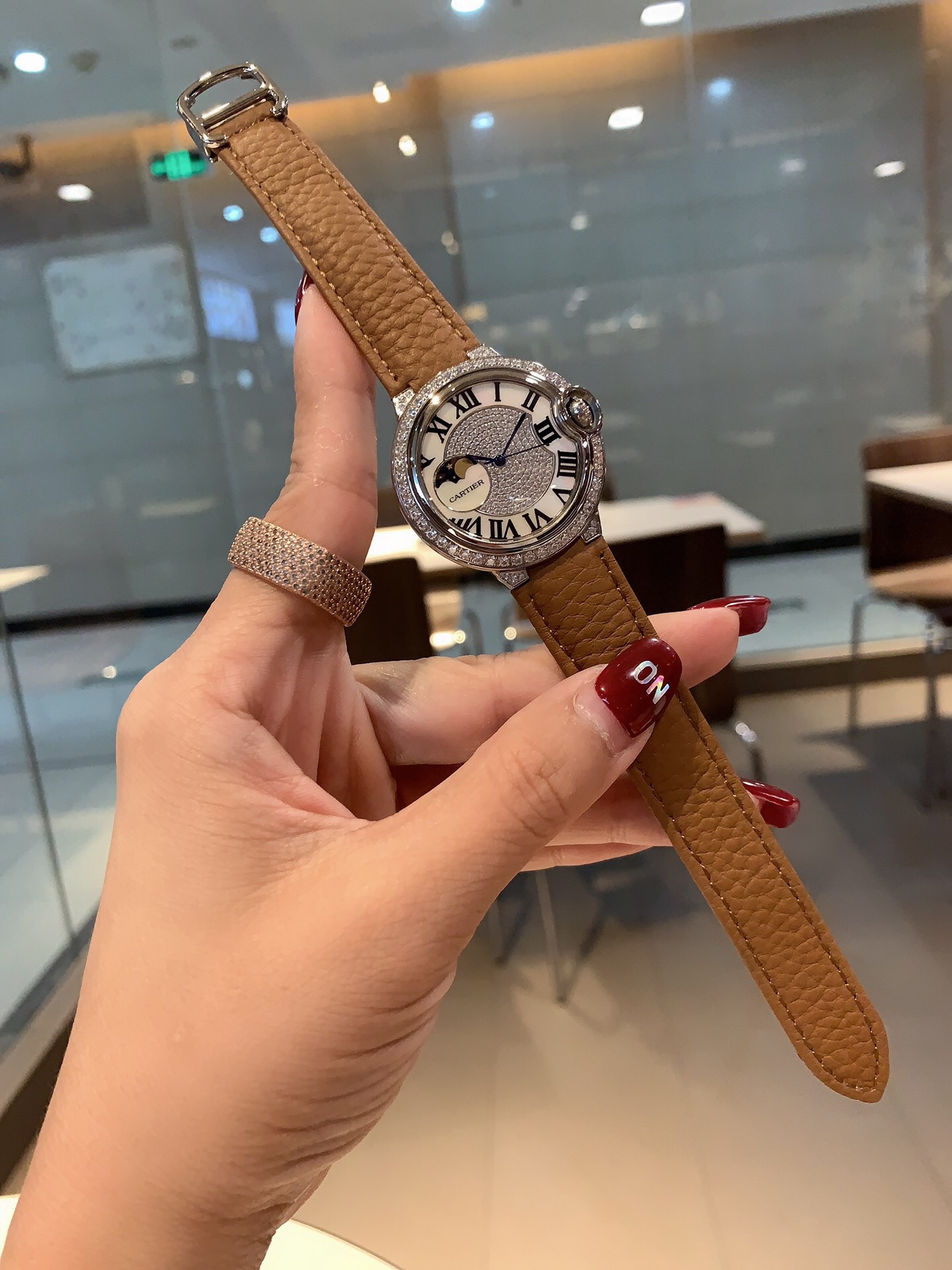 Cartier New今年大火的荔枝纹皮 荔枝纹皮饱和度恰到好处 细腻的羊皮戴上手 柔软舒适 自然的奶油感