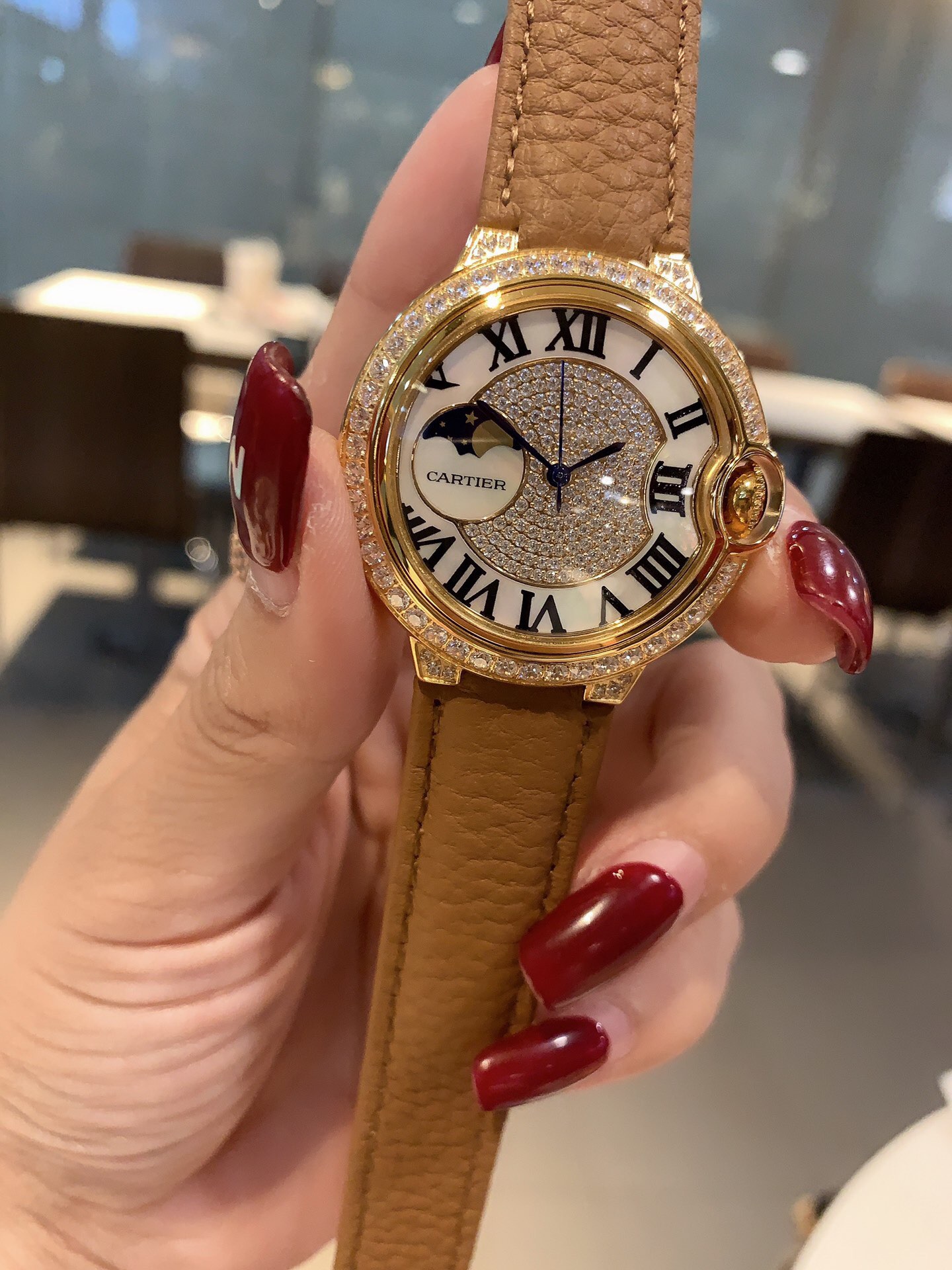 Cartier New今年大火的荔枝纹皮 荔枝纹皮饱和度恰到好处 细腻的羊皮戴上手 柔软舒适 自然的奶油感