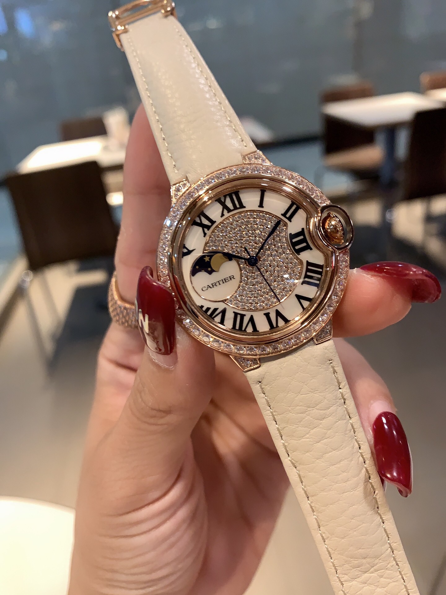 Cartier New今年大火的荔枝纹皮 荔枝纹皮饱和度恰到好处 细腻的羊皮戴上手 柔软舒适 自然的奶油感