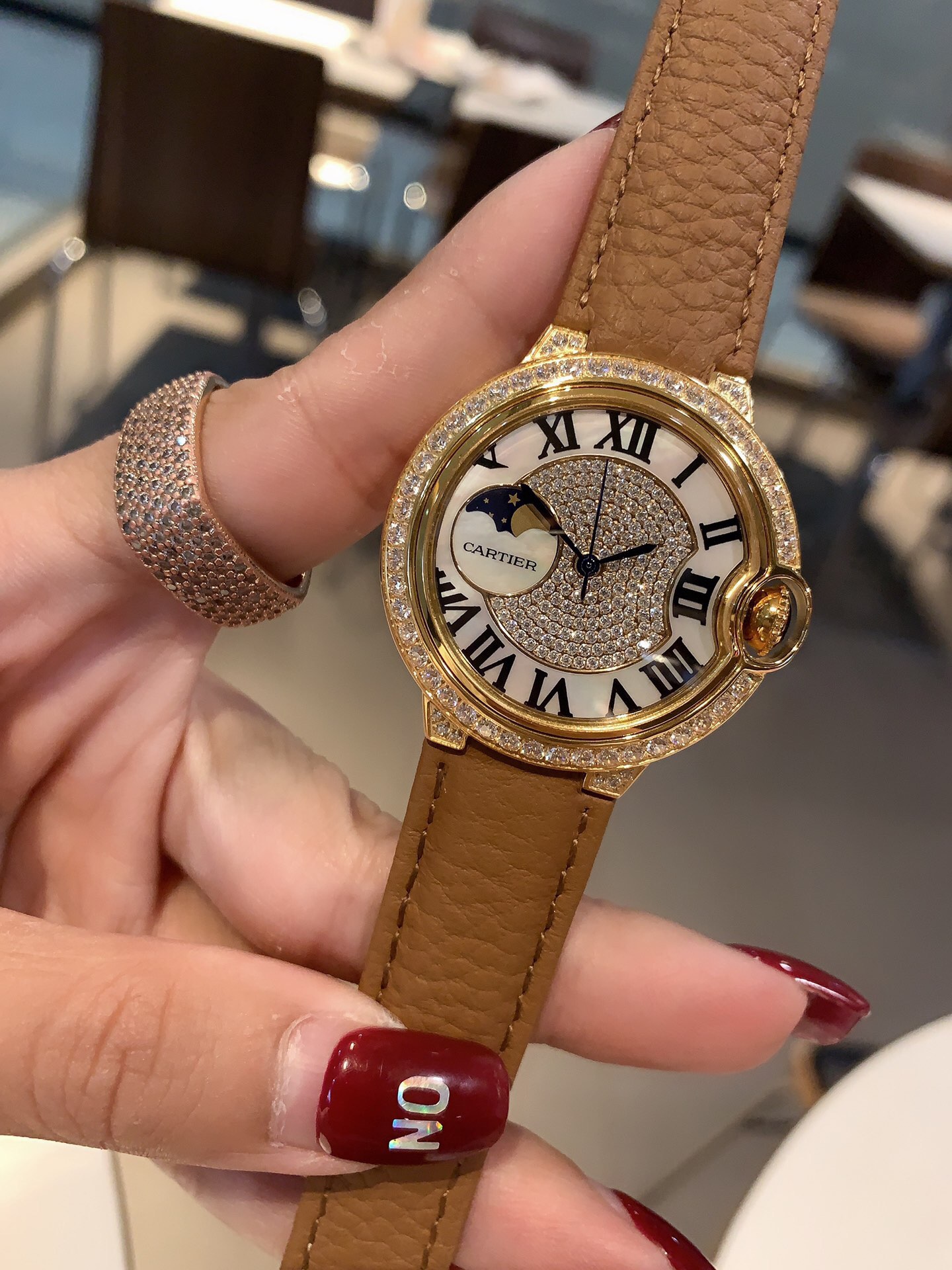 Cartier New今年大火的荔枝纹皮 荔枝纹皮饱和度恰到好处 细腻的羊皮戴上手 柔软舒适 自然的奶油感