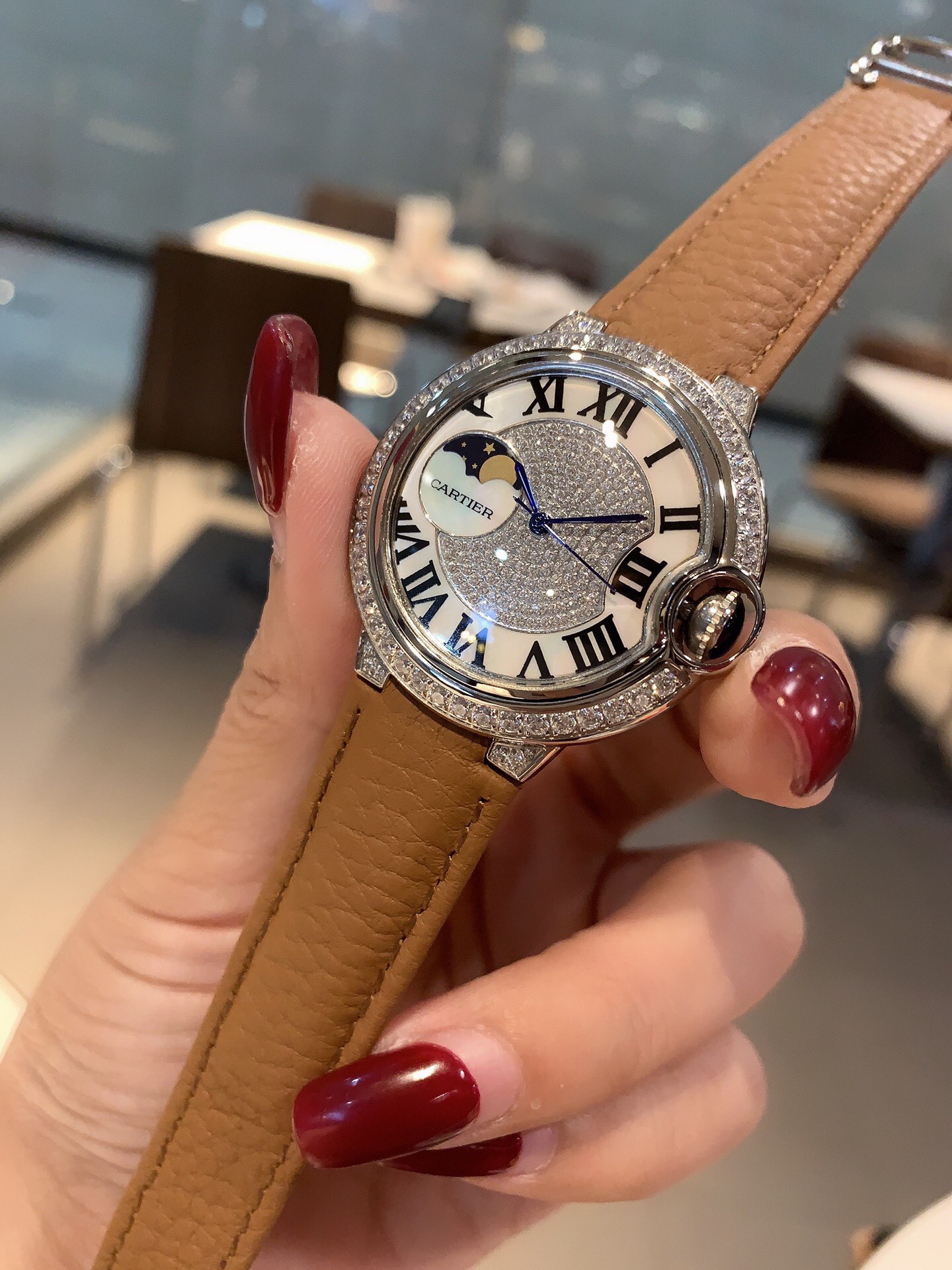 Cartier New今年大火的荔枝纹皮 荔枝纹皮饱和度恰到好处 细腻的羊皮戴上手 柔软舒适 自然的奶油感