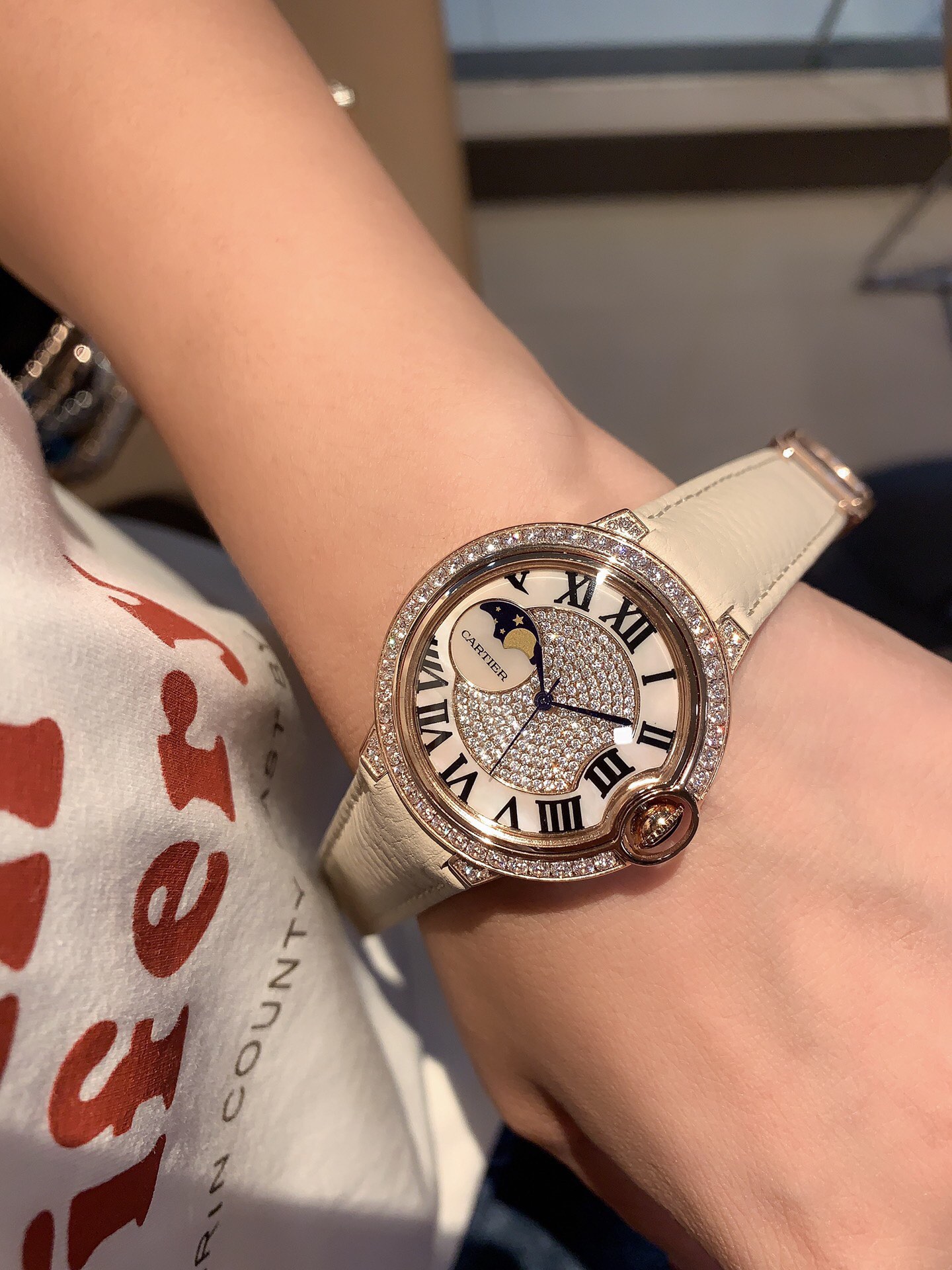 Cartier New今年大火的荔枝纹皮 荔枝纹皮饱和度恰到好处 细腻的羊皮戴上手 柔软舒适 自然的奶油感