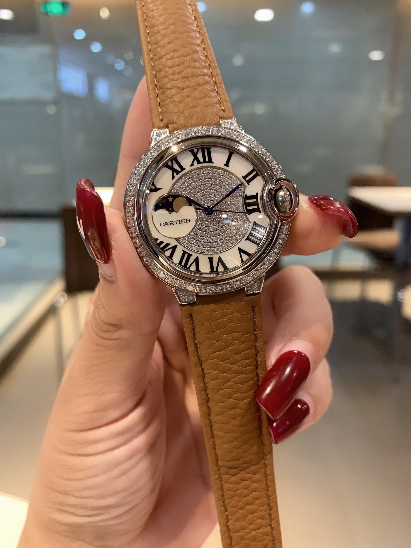 Cartier New今年大火的荔枝纹皮 荔枝纹皮饱和度恰到好处 细腻的羊皮戴上手 柔软舒适 自然的奶油感