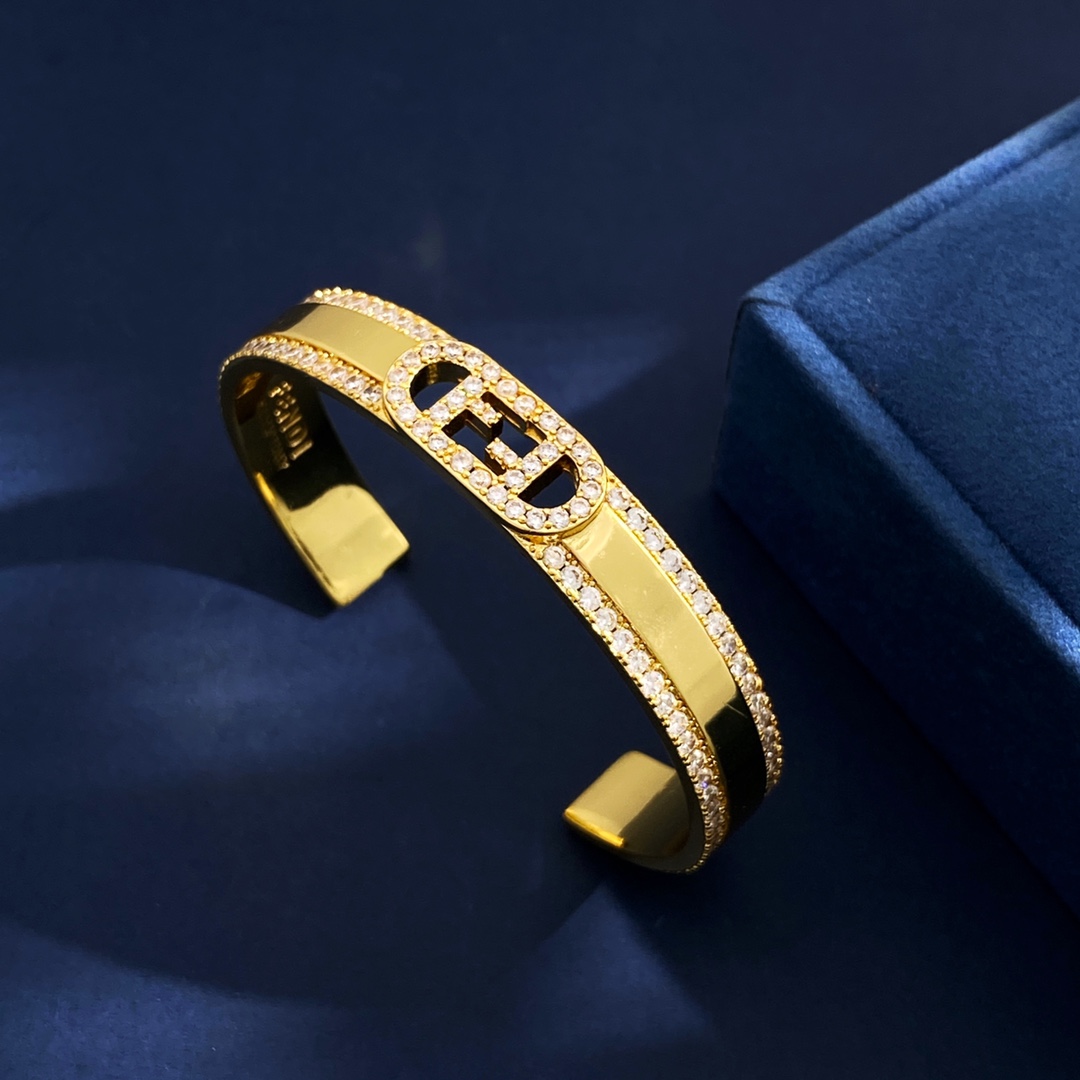 FENDI C-Shaped Double F-Lettered Bracelet in Gold Plated Brass, Size 6.2cm. - 图片 5