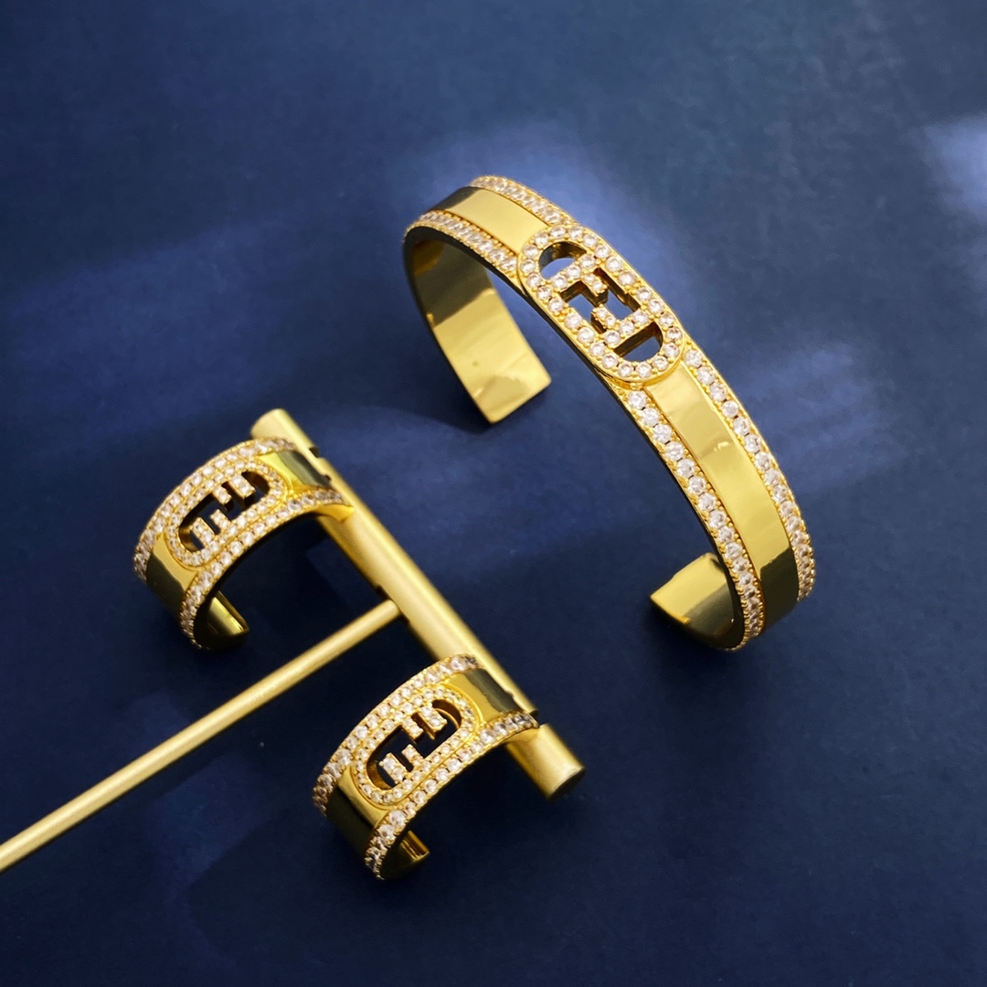 FENDI C-Shaped Double F-Lettered Bracelet in Gold Plated Brass, Size 6.2cm. - 图片 6