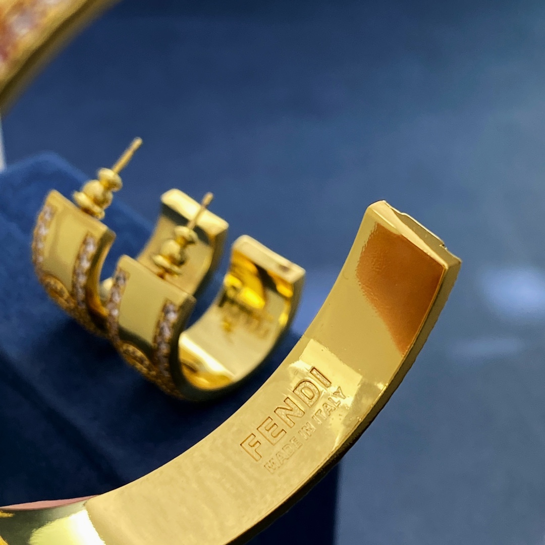 FENDI C-Shaped Double F-Lettered Bracelet in Gold Plated Brass, Size 6.2cm. - 图片 8