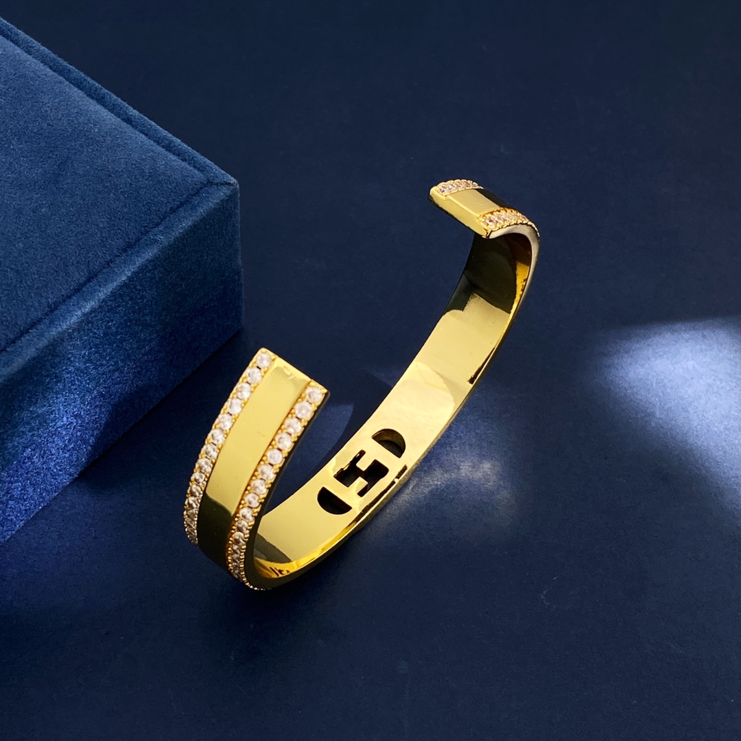 FENDI C-Shaped Double F-Lettered Bracelet in Gold Plated Brass, Size 6.2cm. - 图片 7