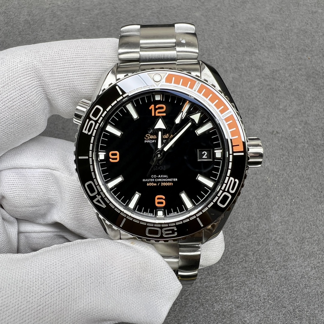 NO:143840,VS Omega Ocean Universe Rice’s “Quart Orange” hit!  Equipped with the only independent development movement for the original version. It truly achieves the original synchronous details. It instantly sells all versions on the market. The dial is made of polished black ceramics from imported raw materials. It is flat and smooth, without bubbles and powder. It has a perfect size of ~ 43.5mm, and the length of the hour, minute and second hand is exactly the same as the original product. It just reaches the edge of the lever. The orange scale position of the ring mouth is made of natural rubber, which feels delicate and is flat and clean. Thousands of words are filled into one sentence, love at first sight, and love goodbye!  Worth buying a good watch!  Classic calendar model, 316 stainless steel case, bezel rotatable unidirectional, sapphire crystal glass mirror, screw-in stainless steel crown, 316 stainless steel strap with original steel folding buckle!  First of all, this is a diving watch, so the functions that the diving watch must have, such as sensational luminous light, deep waterproofing, exhaust valve, underwater timing function, etc., but for this watch, I want to mention the texture brought by the hand. The feeling different from that of Laogui is that the seahorse will be more fitting and natural. The tacit understanding between the wrist and the watch body increases very quickly when you get started!  A good watch requires the perfect design of the designer, and also requires high-quality materials to reflect its value. Buy with confidence and keep your own gifts for yourself!  , omega19860909VS欧米茄 海洋宇宙米“四分之一橙”爆款！搭载独家唯一对原版的自主研发机芯.真真做到各种细节同步原装.秒杀市面一切版本.表盘采用进口原料抛光黑色陶瓷精制而成,平整光滑,没有气泡和粉粒,完美尺寸～43.5mm,时分秒指针长度 与正品一致刚好到字钉边缘,圈口4分之一橙刻度位置采用天然橡胶,手感细腻,平整干净.千言万语汇成一句,一见钟情,再见痴情！值得入手一款好表！经典日历款,316精钢表壳,表圈可单向旋转,蓝宝石水晶玻璃表镜,旋入式精钢表冠,316精钢表带配精钢原装折叠扣！首先这是一款潜水表,所以潜水表该有的功能那必须是有的,骚气的夜光,深度的防水,排气阀门.水底计时功能等等,但对于这款表,我更想说的是上手之后带来的质感,与劳鬼不一样的感觉在于,海马会更加贴手与自然,上手的第一时间手腕与表身的默契度上涨非常快！一块好的手表需要设计师的完美设计,也需要高品质的材质去体现它的价值,放心购买,送礼自留首选！,,omega,Watch