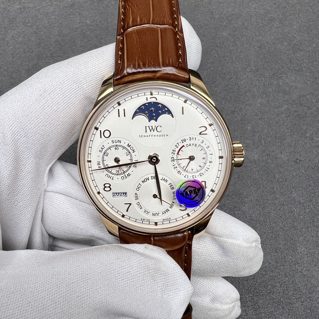NO:143859,AS World Portugal Perpetual Calendar Watch, the most complex watch in the reproduction world, all functions are synchronized with original, all functions are adjusted by head control 1 [Function Introduction] 12 o'clock sun, moon and stars, 9 o'clock independent small second hand and week pointer display, 6 o'clock month pointer, and the year display at 7 o'clock position at the same time, jump every 12 months, 3 o'clock is the most classic power display pointer and date display, each needle is truly available to distinguish between small factories on the market, two needles stick together 2 [Fine workmanship] The shell adopts the same three-piece set structure of the original, with wire drawing in the middle, and the upper and lower shells being polished. The mirror uses a high-cost pot-shaped sapphire to enhance its texture  3 [Movement Performance] Size 42.2mmX14.9mm, the basic movement uses the Portuguese basic movement, which is efficient and stable, with a power time of more than 72 hours. A complex perpetual calendar module is installed, and all functions of the synchronous original can be synchronized by adjusting the head. 4 [Quality Control QC] Because the perpetual calendar module is very complicated, the time will be adjusted before shipment. Customers can just put it on the chain and wear it with their hands. Don’t adjust it easily. When it really needs to adjust, first adjust the time to 8 pm and then debug other functions. When debugging, manually align it at the week, pull out one section and screw it up to adjust the month (12-month linkage year), and twist it down to start adjusting the calendar three times. AS carefully makes watches, starting from the details x,,iwc19860909AS 万国葡萄牙系列万年历腕表,复刻界最复杂的腕表,所有功能同步原装,所有功能调节通过把头控制 1【功能介绍】12点日月星辰,9点钟独立小秒针和星期指针显示,6点钟月份指针,同时联动7点钟位置的年份显示,每12个月年份跳动一下,3点钟则是最经典的动力显示指针和日期显示,每一根针都是真实可用区分市面上的小厂两根针粘在一起 2【做工精细】外壳采用原版同样的三件套结构,中间拉丝,上下壳为抛光,镜面采用高成本的锅盖形蓝宝石,使其质感提升 3【机芯性能】尺寸42.2mmX14.9mm,基础机芯采用葡七基础机芯,高效稳定,动力时间长达72小时以上,加装复杂的万年历模块,而且同步原装所有功能实现同步原装通过把头调节 4【品控QC】由于万年历模块十分复杂在出货前都会调准时间,客户收到直接上链上手佩戴即可,不要轻易乱调,确实需要调节时,先把时间调到下午8点整再去调试其他功能,调试时先手动对准星期,拔出一节往上拧调节月份(12个月联动年份),往下拧三圈左右开始调节日历 AS用心做表,从细节出发x,,iwc,Watch