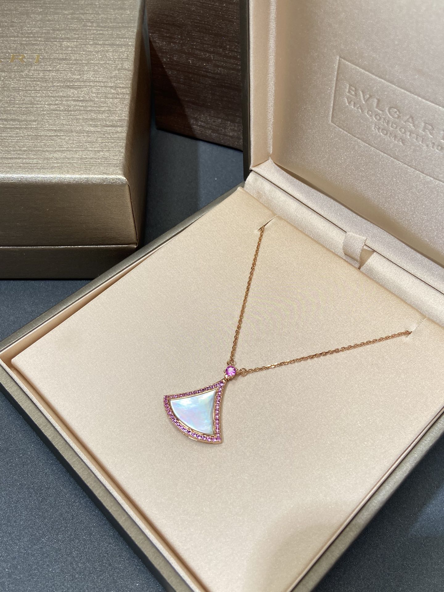 NO:635977,Chinese Valentine's Day limited edition V gold material, sterling silver chain, classic white mother-of-pearl material, the gem part is sapphire (pink diamond). The key point is that this is a pink sapphire. I specifically searched on Baidu and read 'Because the gem contains a small amount of chromium, as the chromium content increases, it will become the color range of ruby.' So you have to believe your eyes, this is pink. The color of the gemstone is light pink. The real thing is closer to Figure 1.  The object is very beautiful, the pink color is very soft, and the white mother-of-pearl looks particularly clean. 88270, pure silver, Cartier high-end jewelry19860909七夕限定款 V金材质 纯银链子经典白贝母材质,宝石部分是蓝宝石（粉钻）重 点来了,这是粉红色的蓝宝石噢.特意百度了 下“因为宝石里含少量的铬所致,随着铬含量的增 就会成为红宝石的色彩范围”所以要相信自己的眼 睛,这是粉色的 一宝石的颜色,属于淡粉色.实物更接近图一.实 物非常好看,粉色很柔,配上白贝母显的特别干 净 88270,,pure silver,卡迪亚高端饰品,Jewelry