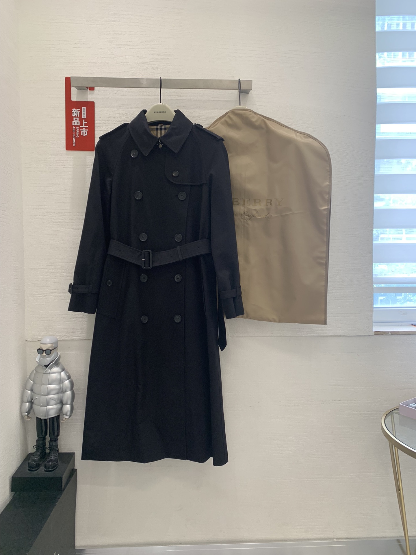 NO:320085,Waterloo style series Classic Trench windbreaker, with a casual long style. The brand's iconic cotton Gabaden is made of traditional workshops in England; the lining and collar base are decorated with Vintage vignette pattern, paired with raglan sleeves, suitable for layering. Color black, honey color Size 4-6-8-10-12 Outer cotton Lined cotton Sleeve lining viscose Cloak leather Double-breasted plackets Button-style squid pockets Classic element shoulder trim, hook and buckle collar, gun block, tie cuff, D-ring belt, check collar bottom and rain block Professional dry cleaning Made in England, cowhide, alexander wang19860909滑铁卢版型系列 经典 Trench 风衣,呈现休闲长款版型.选用品牌标志性棉质嘎巴甸,由位于英格兰的传统工坊匠心制成；内衬与领底装饰 Vintage 复古格纹图案,搭配插肩袖,适合叠层穿搭. 颜色黑色、蜂蜜色 尺寸4-6-8-10-12 外层棉 内衬棉 衣袖内衬黏胶纤维 扣环小牛皮 双排扣开襟 扣式贴边口袋 经典元素肩饰、钩扣与扣环衣领、枪挡、束带袖口、D 型环腰带、格纹领底与雨挡 专业干洗 英格兰制,,cowhide,alexander wang,Women's clothing