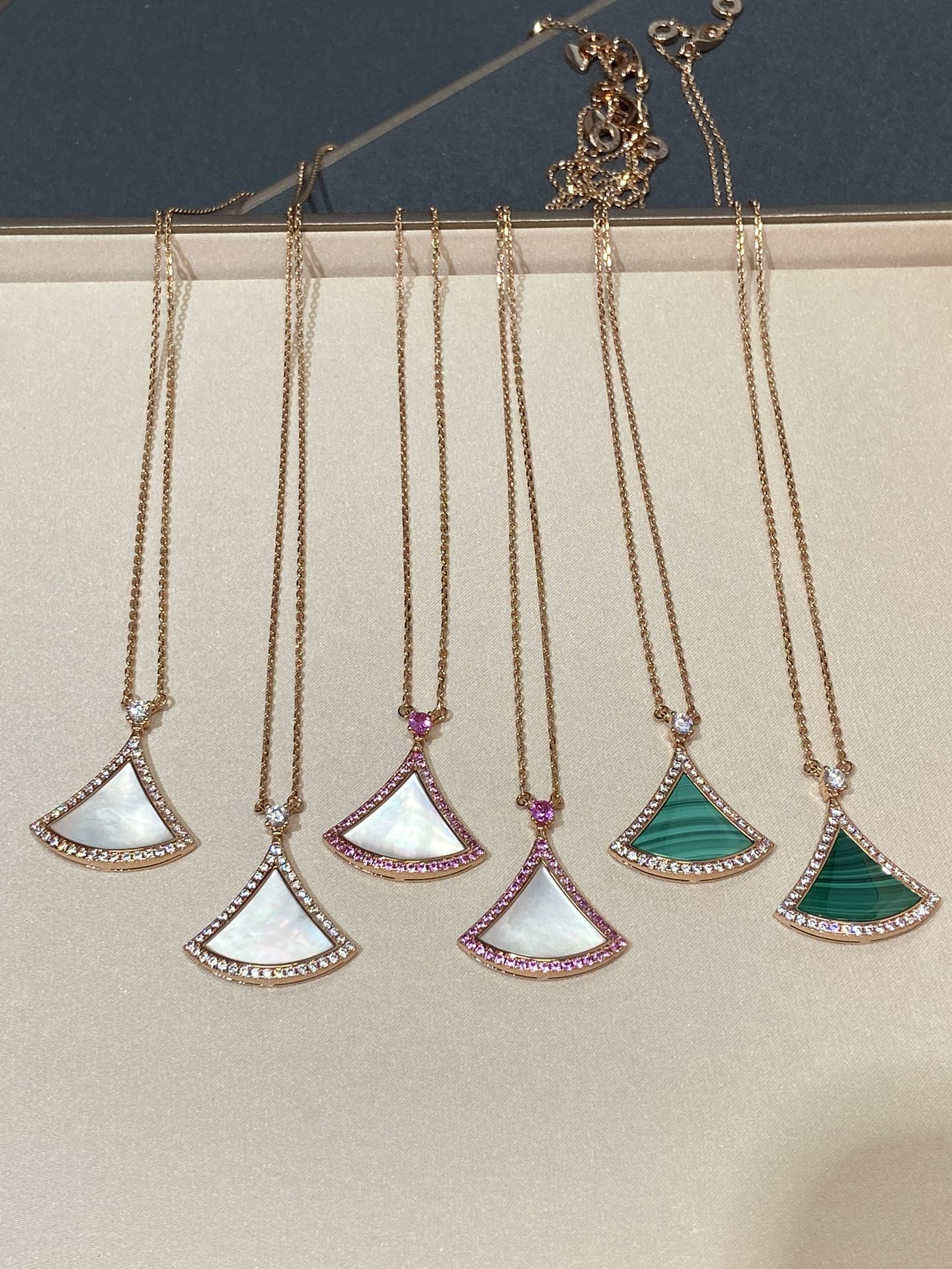 NO:635962,Z is jewelry with real gold and real diamonds, which can be customized with real gold and real diamonds!  The three colors of white fritillary, malachite, and carnelian are incomparably beautiful. The upper body is too fresh, too high-end, and too fairy-like. This design is so beautiful that it’s worth grabbing money!  Moreover, many details of this one are different from the regular ones. The previous one had one pillar, but the limited edition pink diamond has the same two pillars!  It’s so beautiful [witty] All the diamonds on it are all hand-set. Hand-set technology is generally used on real gold. Our sterling silver precision version is also hand-set!  88270,,pure silver,Cardia high-end jewelry19860909Z为珠宝类真金真钻,可定制真金真钻！ 白贝母,孔雀石,红玉髓,三色无敌好看,上身太太太清新,太太太高档,太太太仙气,这个设计真的美得抢钱啊！而且,这个很多细节跟常规的不一样,之前的是一根支柱的跟限量版粉钻是一样的,是两根支柱！实在是太好看了[机智] 上边所有的钻,全部是手镶的,手镶工艺一般用在真金上,我们纯银精工版,一样是手工镶嵌的！88270,,pure silver,卡迪亚高端饰品,Jewelry