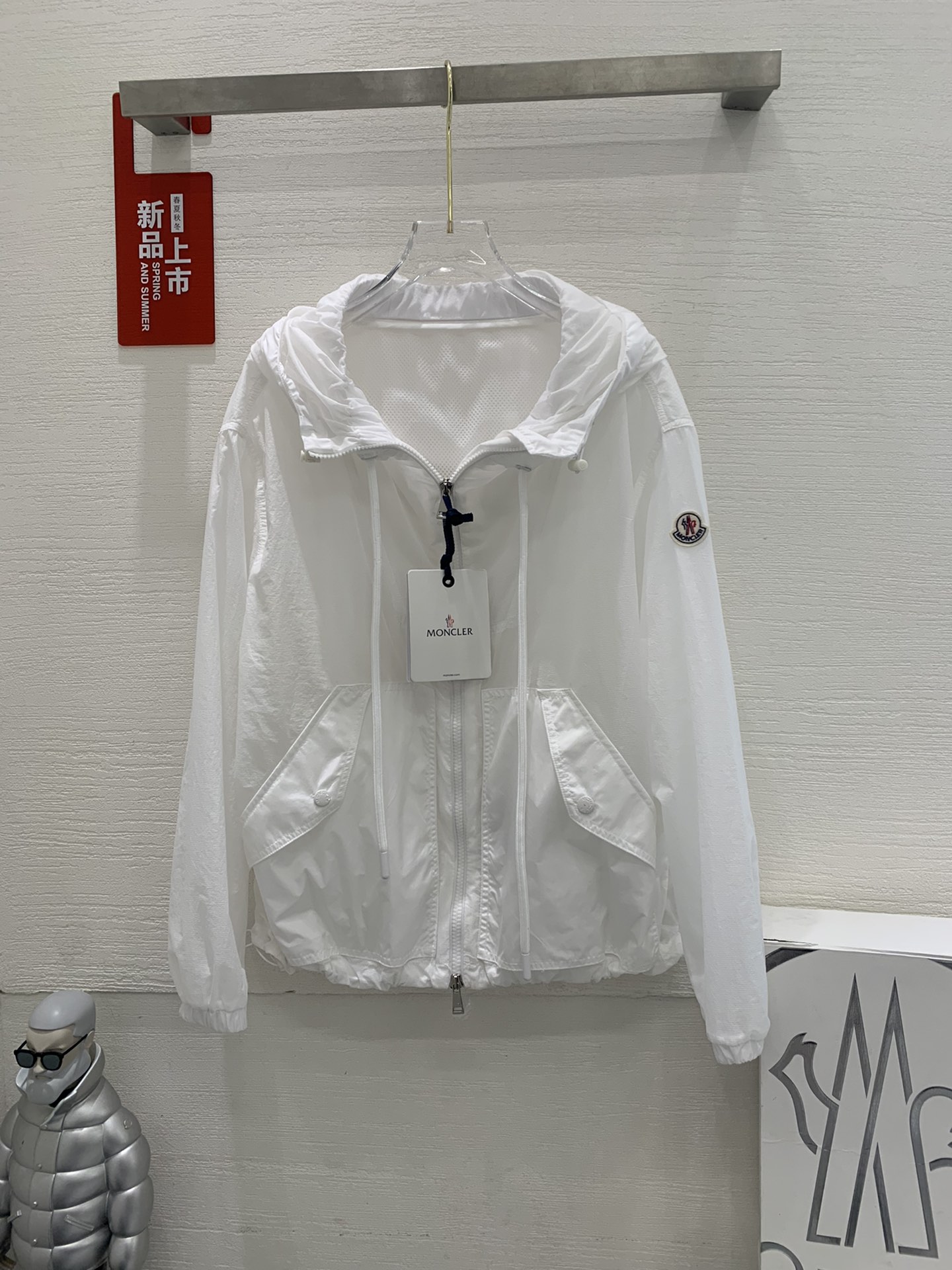 NO:792799,Actual shot of #moncler new women's hooded windbreaker jacket with mesh lining and breathable rainproof fairy style. Offset printing highlights the letter decoration, and the scarf is shaped. Complete with three labels, synchronized at the counter. Produced by the original factory!! Different from any version on the market!  A long trench coat worthy of you!  For those who like casual and established dressing styles, classic models are always the best choice. There are not too many exaggerated designs, and they are attractive with a completely practical and simple style. Consumers who want a clean and simple casual style should not miss it!!!  Who wears which windbreaker looks better... white*apricot*black, size 0-1-2,,Moncler,jackets & coats,hats,19860909大货实拍# moncler 蒙口新款女士带帽风衣外套 内里网眼后摆透气雨挡仙女款. 胶印凸显字母装饰,围脖定型. 三标齐全,专柜同步 原单工厂出品!! 区别市场任何版本！一件值得你的长款风衣！ 对于喜欢休闲、既定穿衣风格的人来说,经典款永远是最佳的选择,没有太多浮夸的设计,还是以完全实用的简洁风格来吸引人,想要干净利落简洁休闲风的消费者们可不要错过!!! 面料必须是防水的!!! 但是防水不是重点 这款衣服的重点是不同于平常看到的防水面料 普遍干巴巴偏硬 这款面料真的做到了在保持顺滑 柔软的同时 解决了衣服的防水问题 这应该是蒙口在面料上的重大突破!!! 一款不挑身形 谁穿谁好看的风衣... 白色*杏色*黑色 码数0-1-2,,Moncler,jackets & coats,hats,,Women's clothing