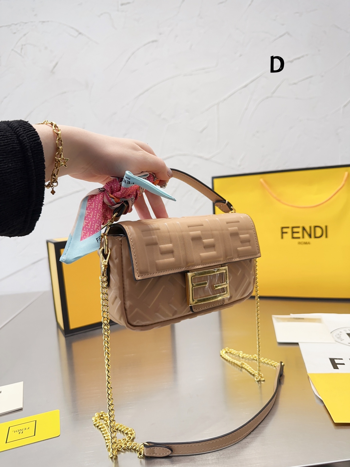 Fendi Baguette Relief P140 Dark Flower Black Gold si sente più basso e di fascia alta. più versatile