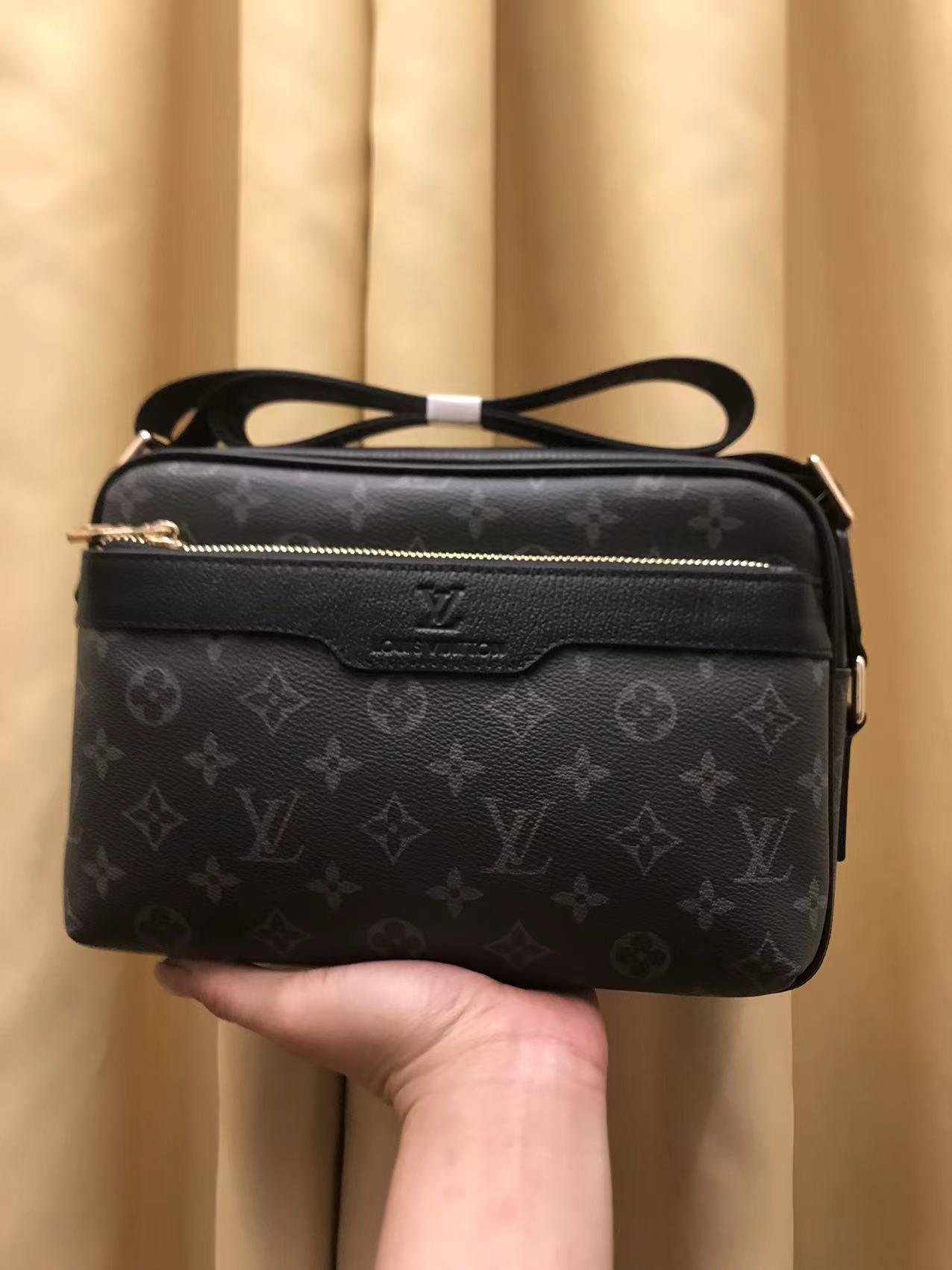 V家新品,🐮🐮🐮采用V家专用经典面料,永不过时。正面logo压唛设计,简单时尚,不要五金的男神们看过来!