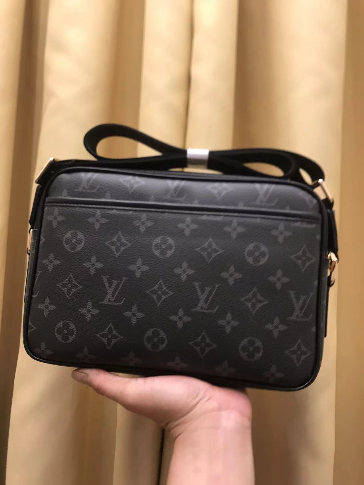 V家新品,🐮🐮🐮采用V家专用经典面料,永不过时。正面logo压唛设计,简单时尚,不要五金的男神们看过来!