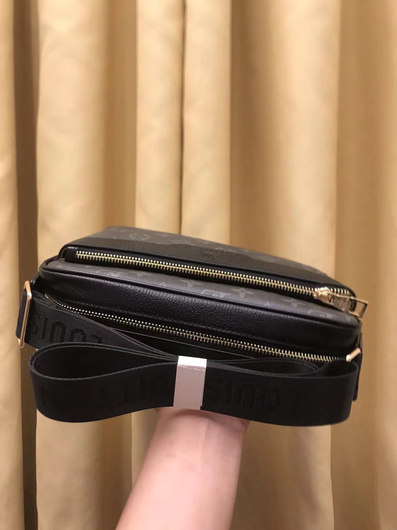 V家新品,🐮🐮🐮采用V家专用经典面料,永不过时。正面logo压唛设计,简单时尚,不要五金的男神们看过来!