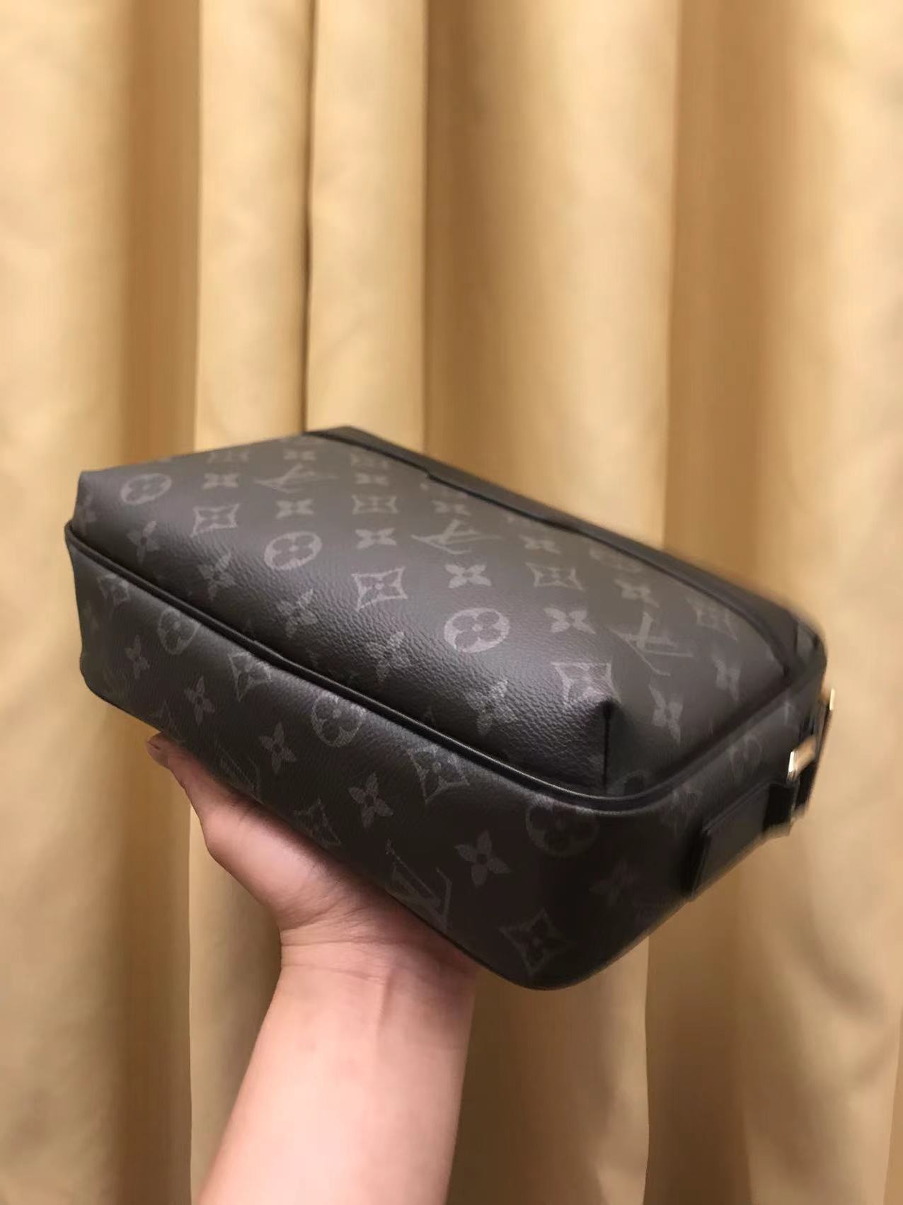 V家新品,🐮🐮🐮采用V家专用经典面料,永不过时。正面logo压唛设计,简单时尚,不要五金的男神们看过来!