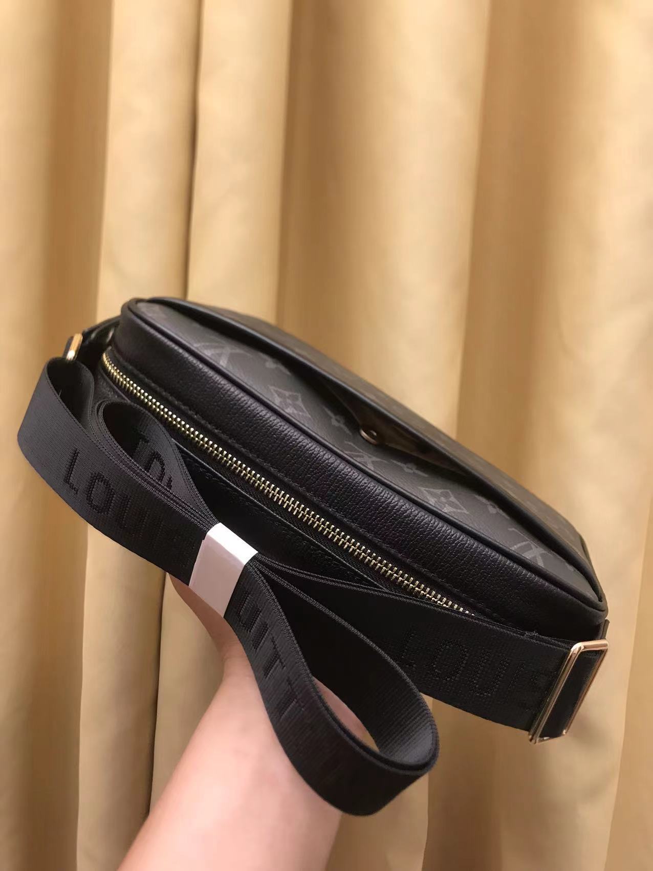 V家新品,🐮🐮🐮采用V家专用经典面料,永不过时。正面logo压唛设计,简单时尚,不要五金的男神们看过来!