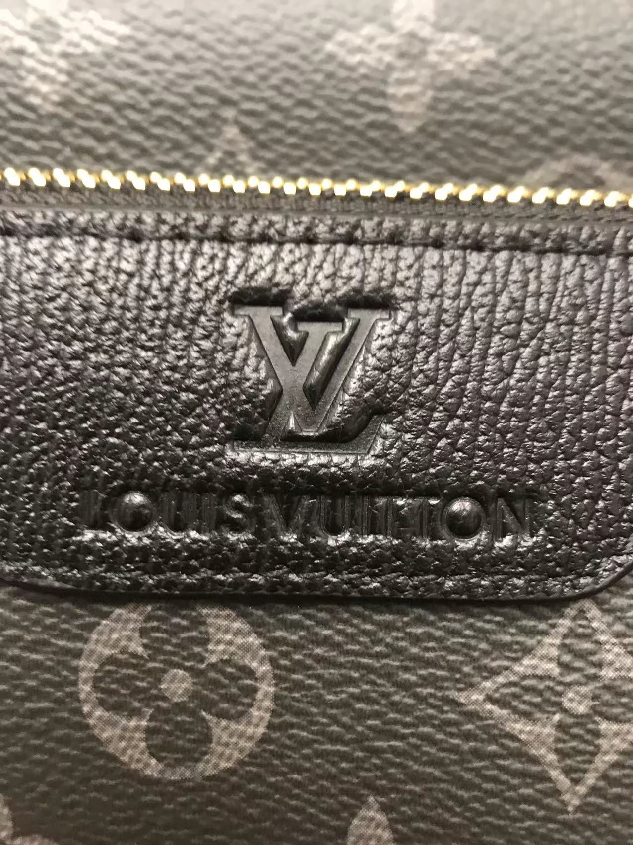 V家新品,🐮🐮🐮采用V家专用经典面料,永不过时。正面logo压唛设计,简单时尚,不要五金的男神们看过来!