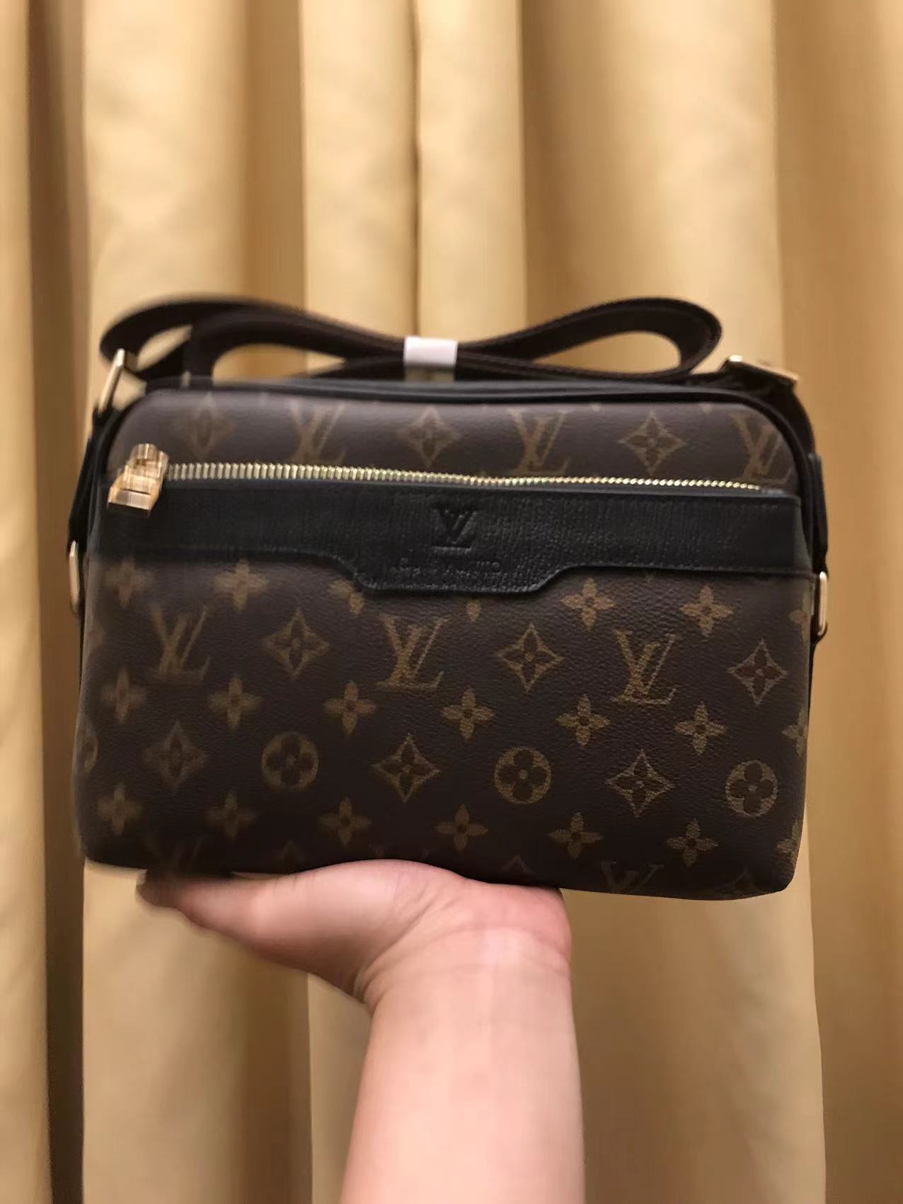 V家新品,🐮🐮🐮采用V家专用经典面料,永不过时。正面logo压唛设计,简单时尚,不要五金的男神们看过来!