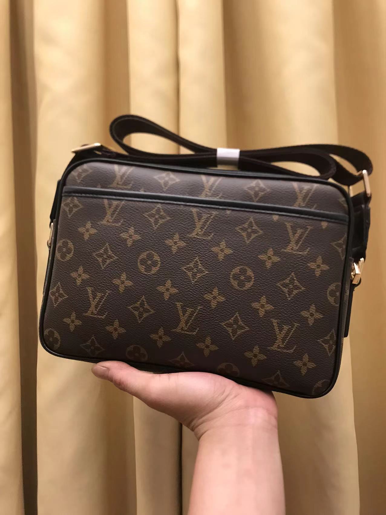 V家新品,🐮🐮🐮采用V家专用经典面料,永不过时。正面logo压唛设计,简单时尚,不要五金的男神们看过来!