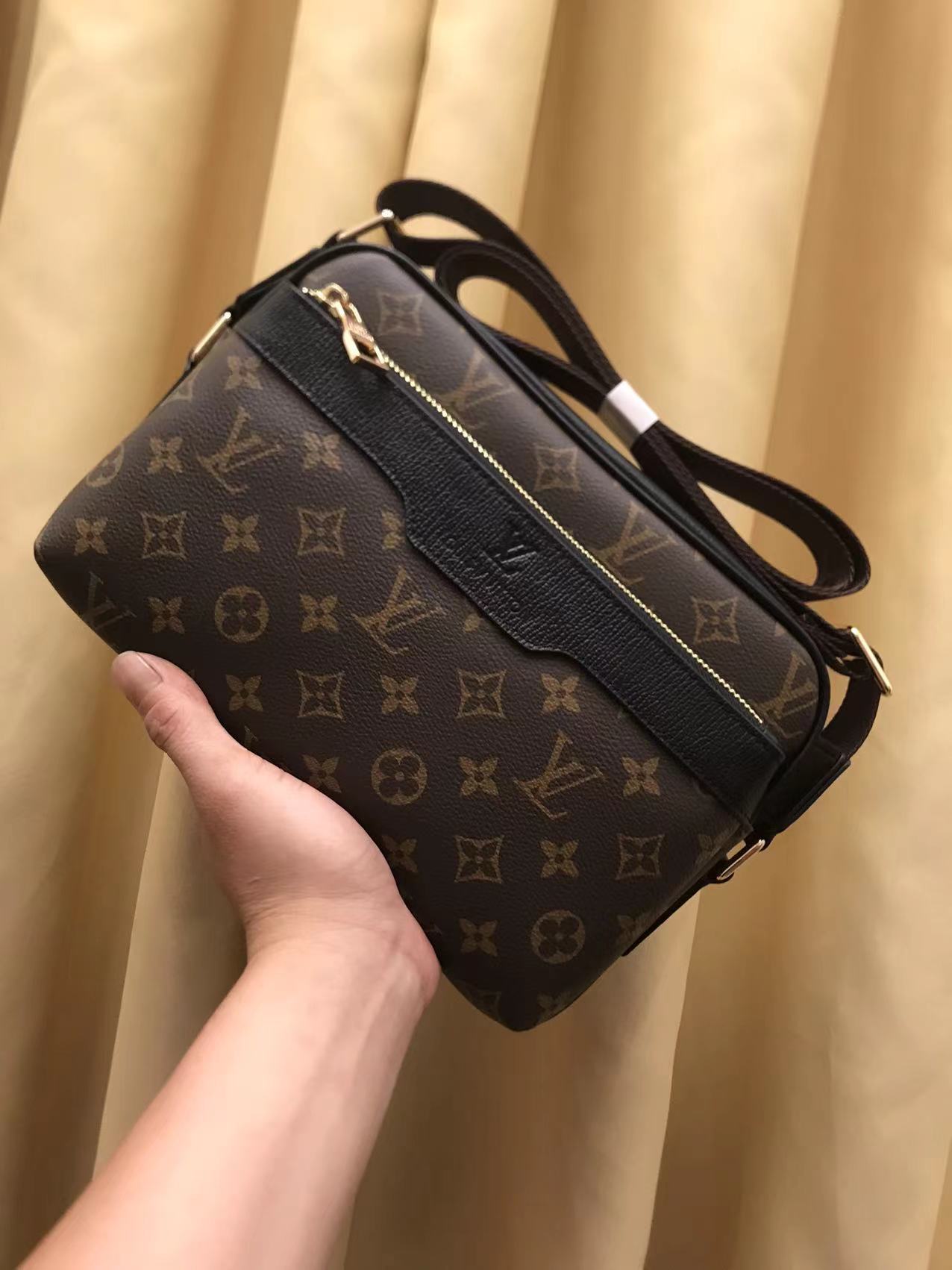 V家新品,🐮🐮🐮采用V家专用经典面料,永不过时。正面logo压唛设计,简单时尚,不要五金的男神们看过来!