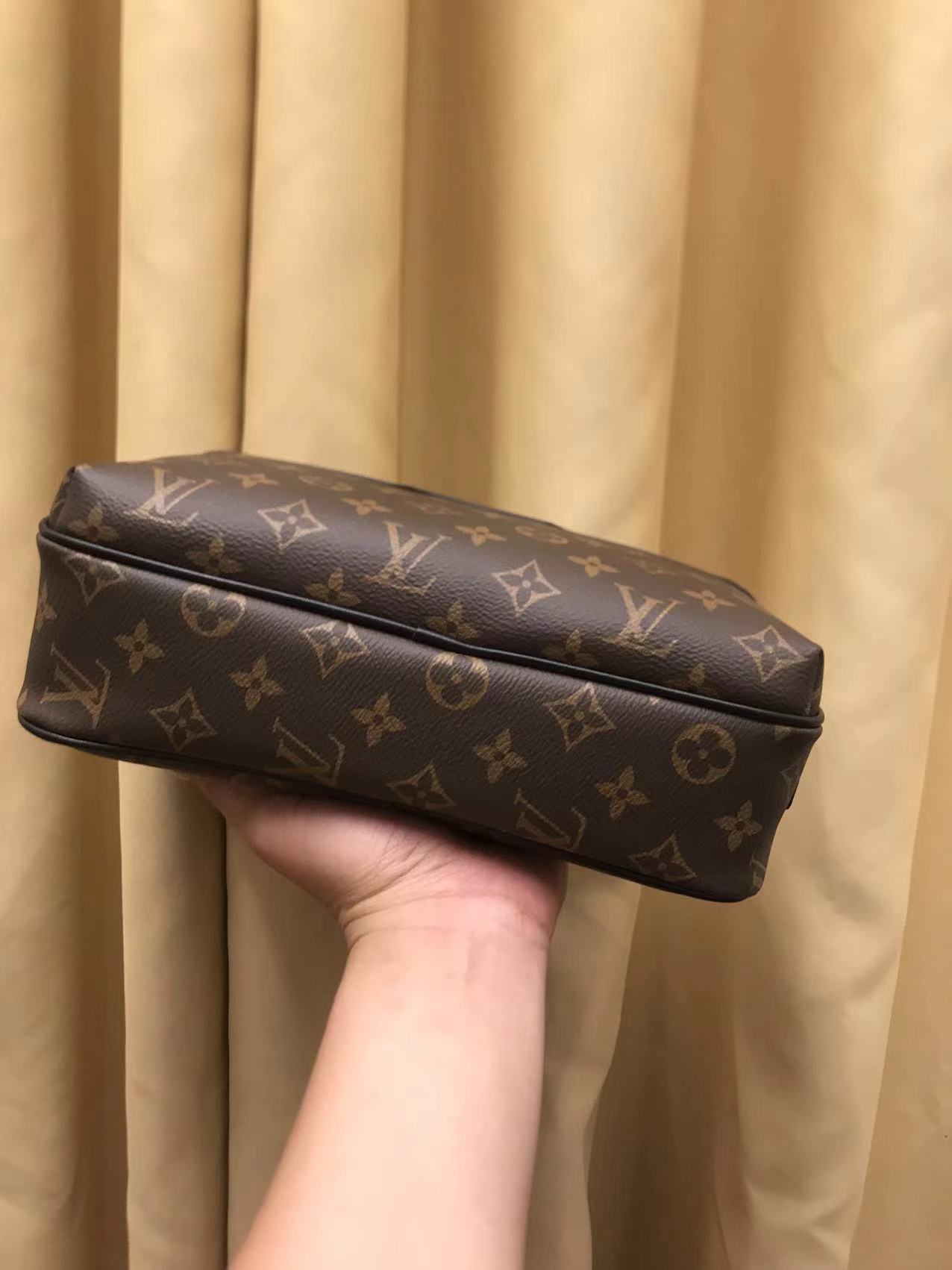 V家新品,🐮🐮🐮采用V家专用经典面料,永不过时。正面logo压唛设计,简单时尚,不要五金的男神们看过来!