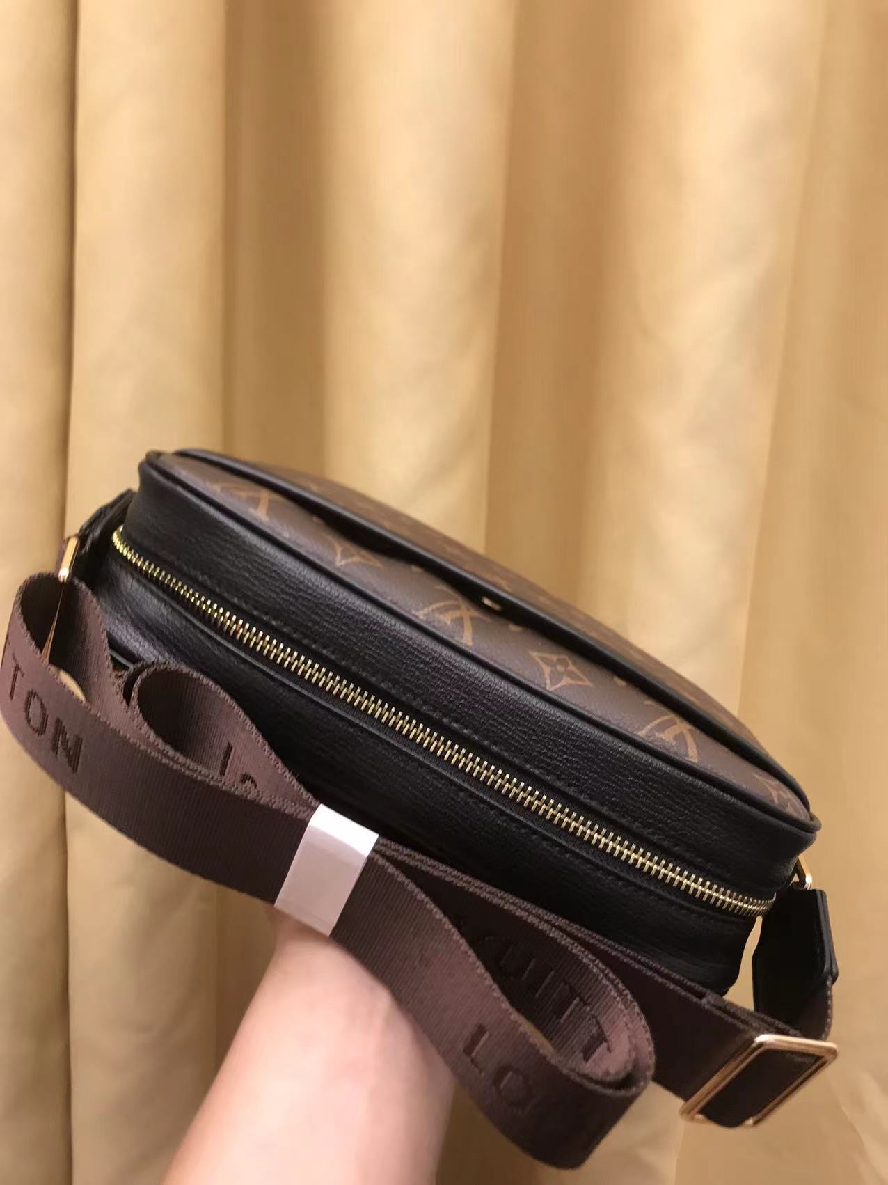 V家新品,🐮🐮🐮采用V家专用经典面料,永不过时。正面logo压唛设计,简单时尚,不要五金的男神们看过来!