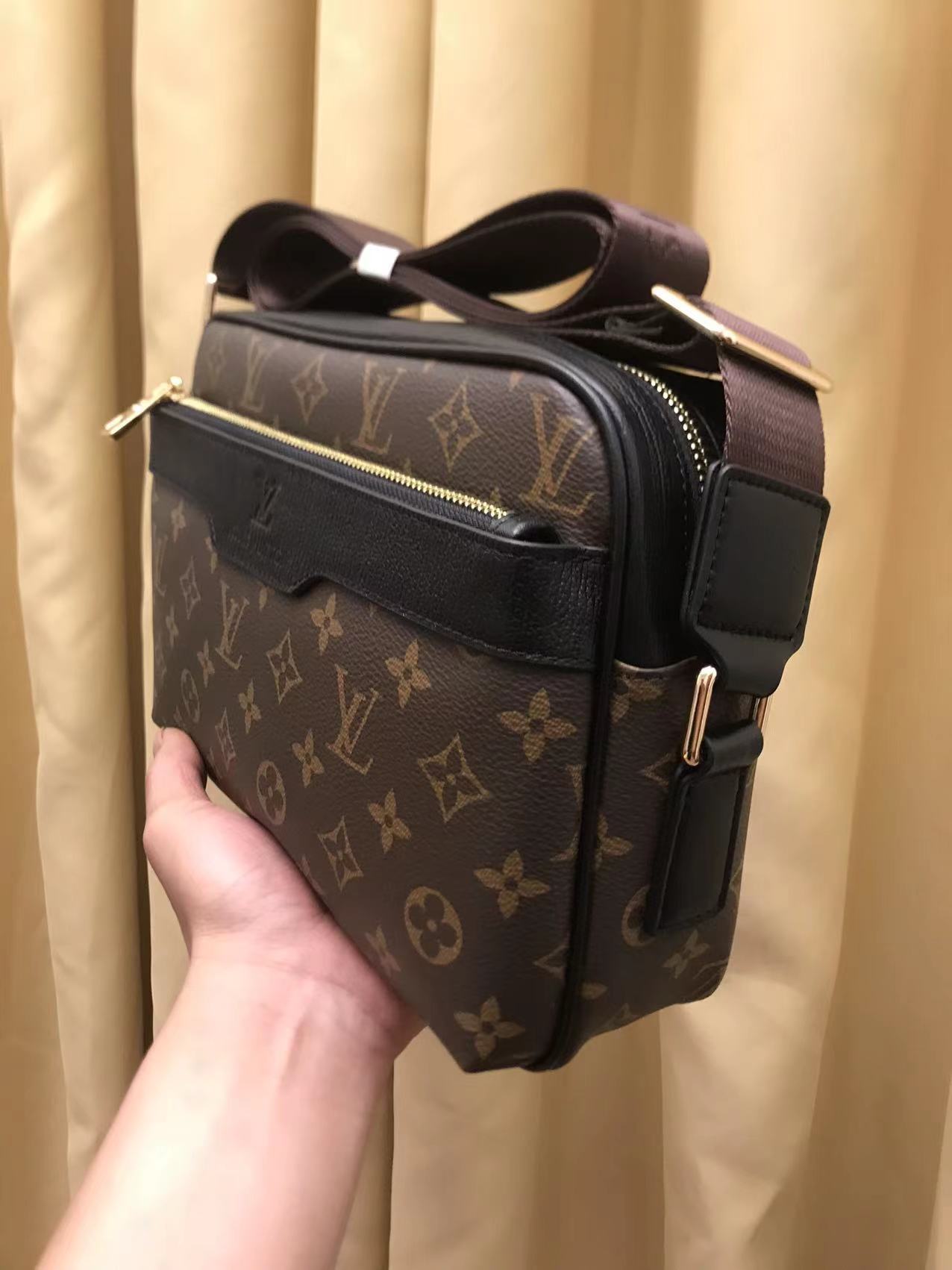 V家新品,🐮🐮🐮采用V家专用经典面料,永不过时。正面logo压唛设计,简单时尚,不要五金的男神们看过来!