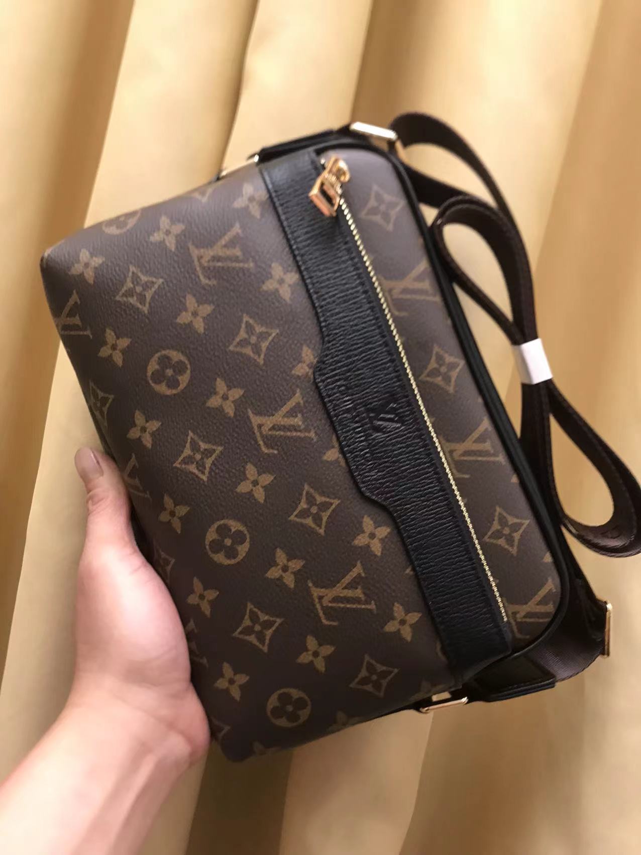 V家新品,🐮🐮🐮采用V家专用经典面料,永不过时。正面logo压唛设计,简单时尚,不要五金的男神们看过来!
