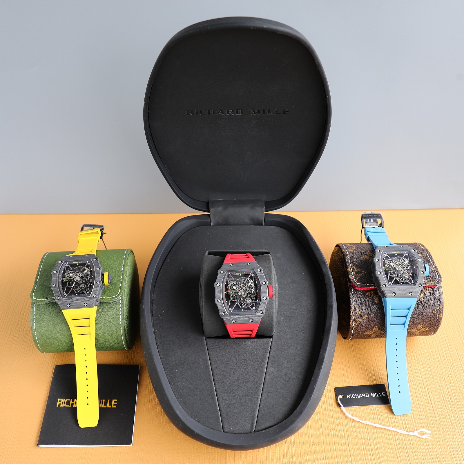 NO:143194,[All-in-one real balance wheel white gem shock absorber] 『RICHARDMILLE』 Richard Mill RM35-01 Releases the latest creation of NTPT carbon fiber style for the popular all-in-one RMUL 3 movement.  RM35-01 has always been a popular and popular model in the RM brand market. It is sought after by many celebrities and rich people. The reproduction industry has been constantly striving for excellence, constantly improving the details and detoxifying top enthusiasts. The upper and lower case of the shell cover is made of NTPT carbon fiber material, which is characterized by lightness, color retention and durability, and the surface texture is delicate and natural and unique. (Insensorless wear) screws are treated with fine titanium sand spray, Vickers hardness increases, and the surface is sand-gray (more close to the original). The movement RMUL3 integrated movement, which can move the real balance spring, the movement white-faced gem shock absorber, the movement  The bottom white gem shock absorber and adjuster outer pile (close to the original product), the movement gear is real, the carbon black gear at 12 o'clock, bid farewell to the fake plywood movement. The size is 49.94mm long, 42.70mm wide, and 14.05mm thick, which is consistent with the original product. The watch mirror sapphire crystal mirror (anti-scratch), plus blue light coating, and anti-glare treatment on both sides. The strap is natural fluoroelastic material, ergonomic skin-friendly design (slim girls can also wear it normally). The watch buckle double-head spring-piece folding buckle (simple wear). Waterproof and strengthen waterproof, which is better than similar products in the market. Produced by ZY,19860909【一体机真摆轮白宝石避震】 『RICHARDMILLE』理查米尔RM35-01 为倍受欢迎的一体RMUL 3机芯发布最新创作NTPT碳纤维材质款式．RM35-01一直是RM品牌销售市场的火爆欢迎款,为受众多明星富豪追捧,复刻界也一直精益求精,不断完善细节差异,为顶级发烧友解毒.壳套上中下表壳以NTPT碳纤维材料打造,特点是轻盈、保色与耐用,且表面纹理细腻自然独特.（无感式佩戴）螺丝经微细钛砂喷射处理,维氏硬度增加,表面呈砂灰色（更接近原品).机芯RMUL3一体机芯,会动真摆轮游丝,机芯面白宝石避震器,机芯底白宝石避震器和调整器外桩(更接近原品),机芯齿轮真实,12点位置碳黑齿轮,告别假夹板机芯.尺寸长49.94mm,宽42.70mm,厚14.05mm,与原品一致.表镜蓝宝石水晶镜面（防划痕）,加蓝光涂层,两面防眩处理.表带天然氟橡材料,人体工学贴手亲肤设计(苗条女生亦可正常佩戴).表扣双头弹簧片式折叠扣（简易佩戴）.防水加强防水,优于市场同类产品防水.ZY出品,,Watch