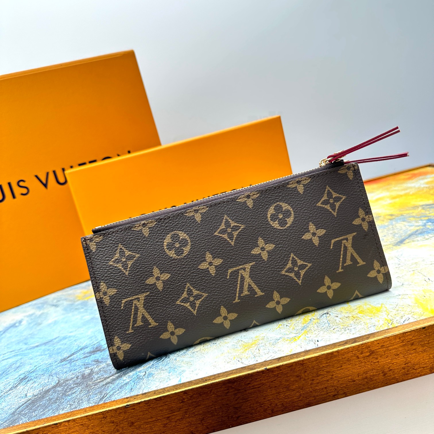 Combining Louis Vuitton's iconic Monogram canvas with a vibrant leather - Comprehensive 3
