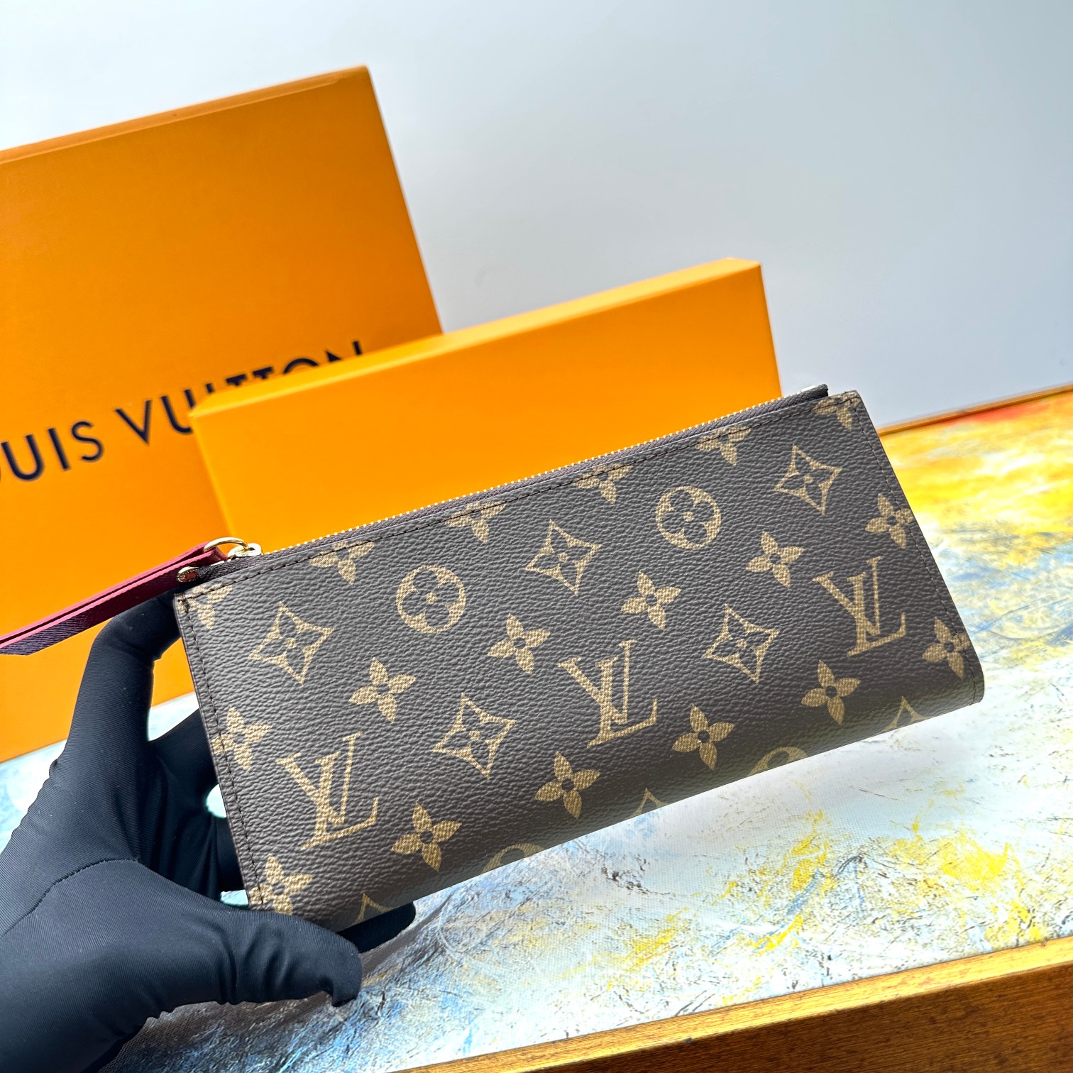 Combining Louis Vuitton's iconic Monogram canvas with a vibrant leather - Comprehensive 4