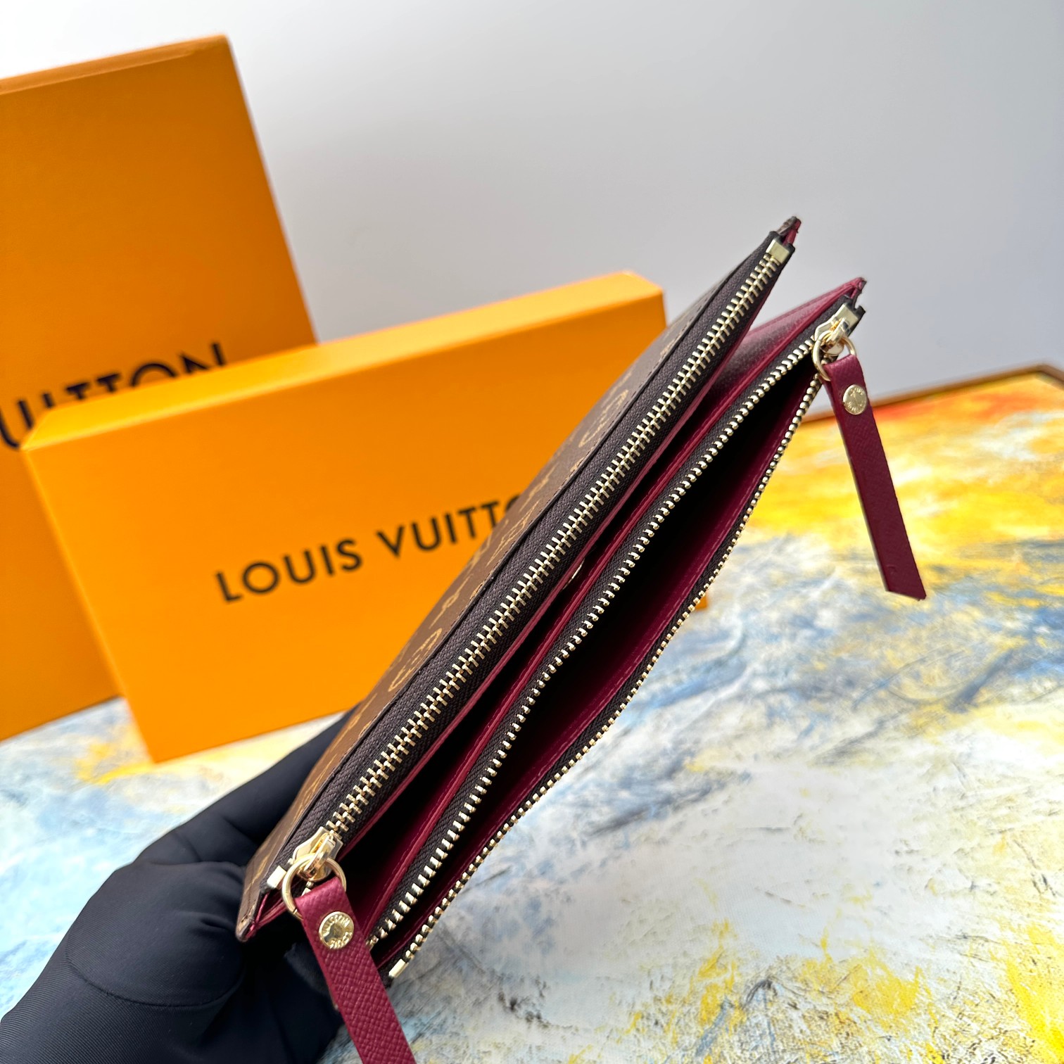 Combining Louis Vuitton's iconic Monogram canvas with a vibrant leather - Comprehensive 5