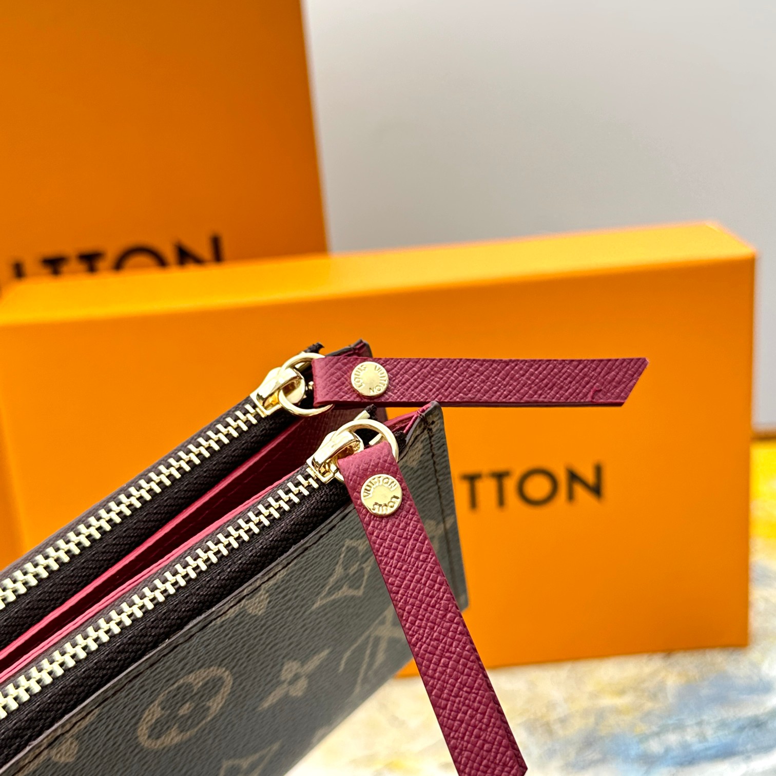 Combining Louis Vuitton's iconic Monogram canvas with a vibrant leather - Comprehensive 6