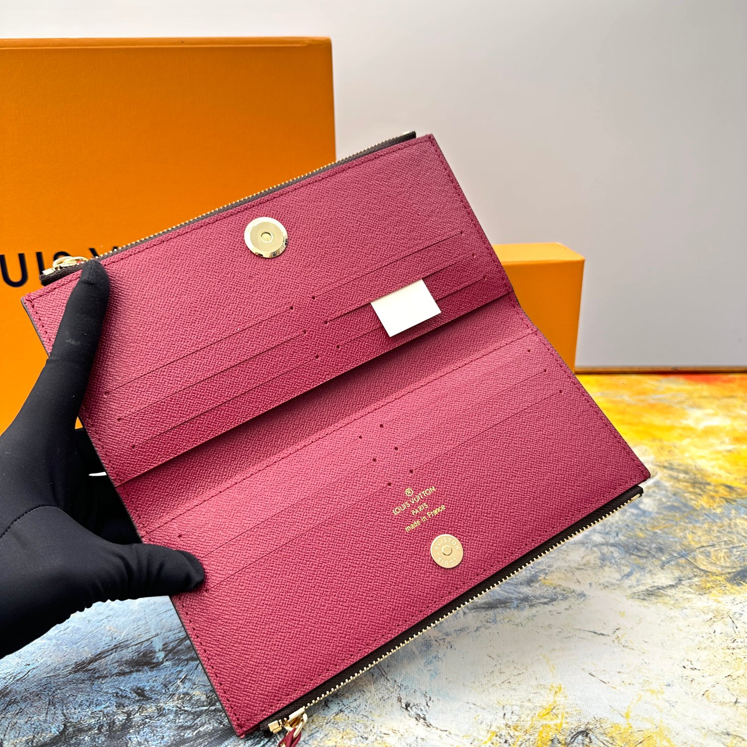 Combining Louis Vuitton's iconic Monogram canvas with a vibrant leather - Comprehensive 7