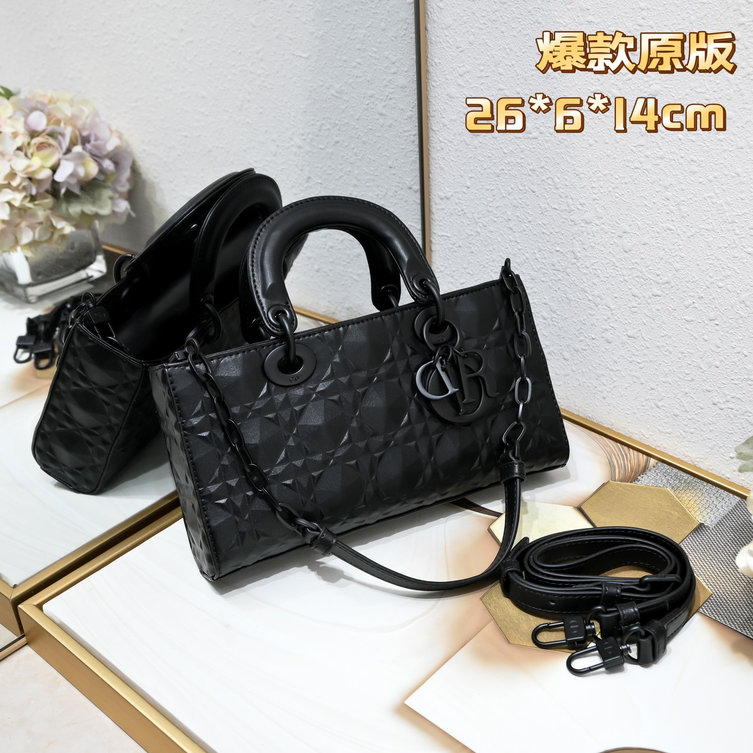 【 Lady D.ior Mini💎横款26cm】 M5002横款💎 尺寸:26 x 6 x 14 cm 这款 L 【 Lady D.ior Mini💎横款26cm】 M5002横款💎 尺寸:26 x 6 x 14 cm 这款 L