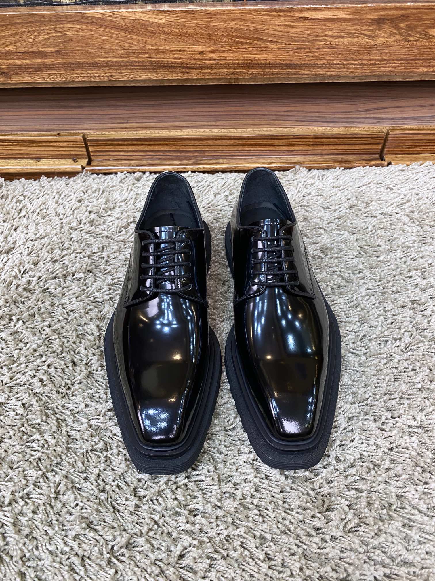 NO:275027,New!  Parda's latest counter love, super lightweight outsole, highest version batch, this year's counter latest Prada, high-end men's thick-soled lace-up derby shoes!  The sole uses imported high-density elastic foamed sole, but the highlight is that the cost is not something that a small factory can control. You can imagine the lightness of this shoe, which is very light and comfortable to wear. Classic Brock carving technology, imported cowhide, purchased the original version with 1:1 accurate reproduction, the small square head design is full of modernity, versatile and fashionable urban handsome men!  38/45, prada,cowhide19860909New！Parda 最新 专柜大爱 超轻盈大底 最高版本批 今年专柜最新普拉达 高端男士厚底系带德比鞋！ 鞋底采用进口高密度弹力发泡大底 可是亮点 成本不是小厂可以驾驭的,可想而知这鞋的轻盈度,非常轻盈上脚特别舒服 经典布洛克雕花工艺,进口牛皮制作,购入原版1:1精准复刻,小方头设计摩登感十足,百搭时尚都市型男！38/45,,prada,cowhide,Men's shoes