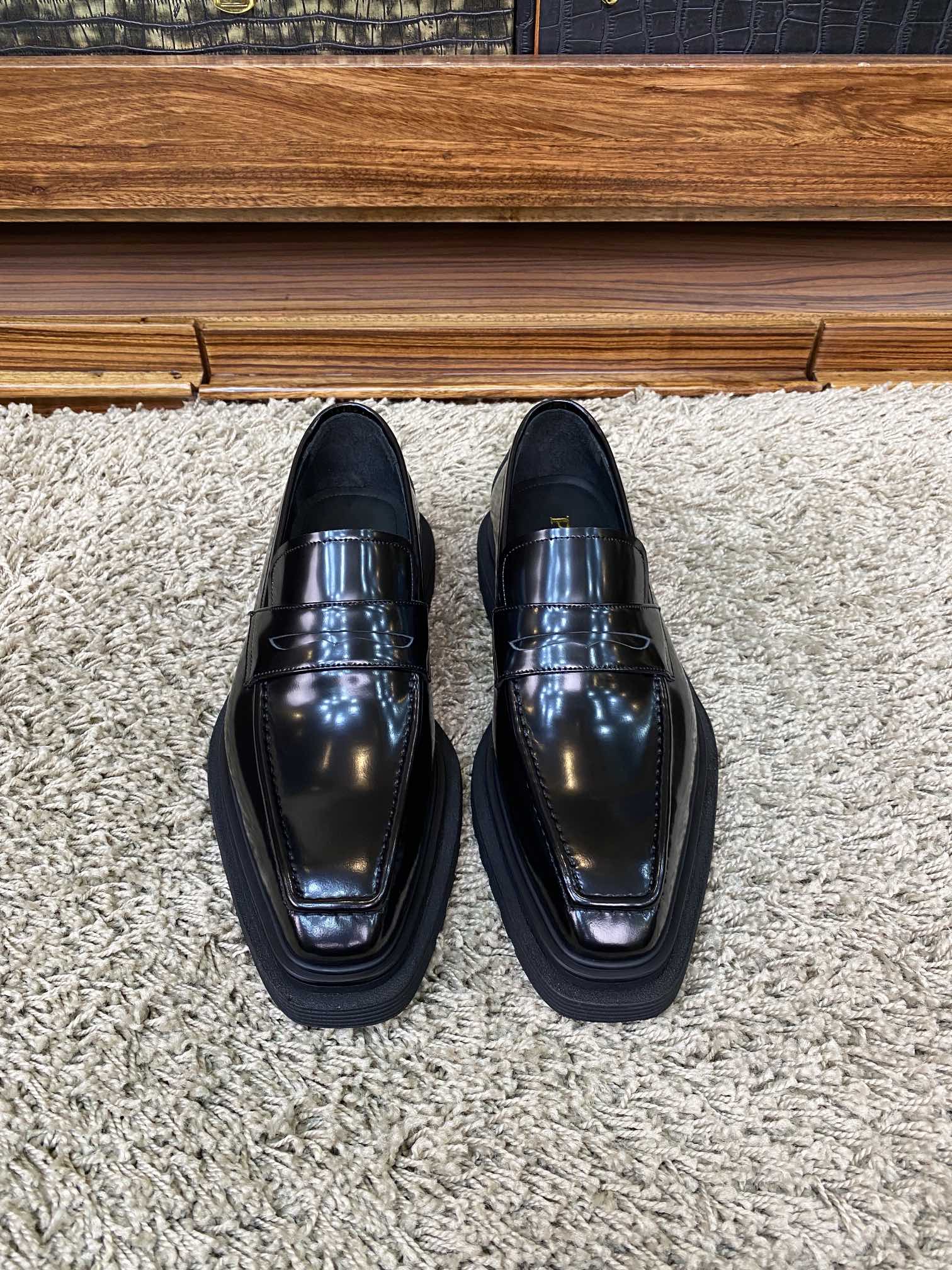 NO:279678,New!  Parda's latest counter love, super lightweight outsole, highest version batch, this year's counter latest Prada, high-end men's thick-soled lace-up derby shoes!  The sole uses imported high-density elastic foamed sole, but the highlight is that the cost is not something that a small factory can control. You can imagine the lightness of this shoe, which is very light and comfortable to wear. Classic Brock carving technology, imported cowhide, purchased the original version with 1:1 accurate reproduction, the small square head design is full of modernity, versatile and fashionable urban handsome men!  38/45, prada,cowhide19860909New！Parda 最新 专柜大爱 超轻盈大底 最高版本批 今年专柜最新普拉达 高端男士厚底系带德比鞋！ 鞋底采用进口高密度弹力发泡大底 可是亮点 成本不是小厂可以驾驭的,可想而知这鞋的轻盈度,非常轻盈上脚特别舒服 经典布洛克雕花工艺,进口牛皮制作,购入原版1:1精准复刻,小方头设计摩登感十足,百搭时尚都市型男！38/45,,prada,cowhide,Men's shoes