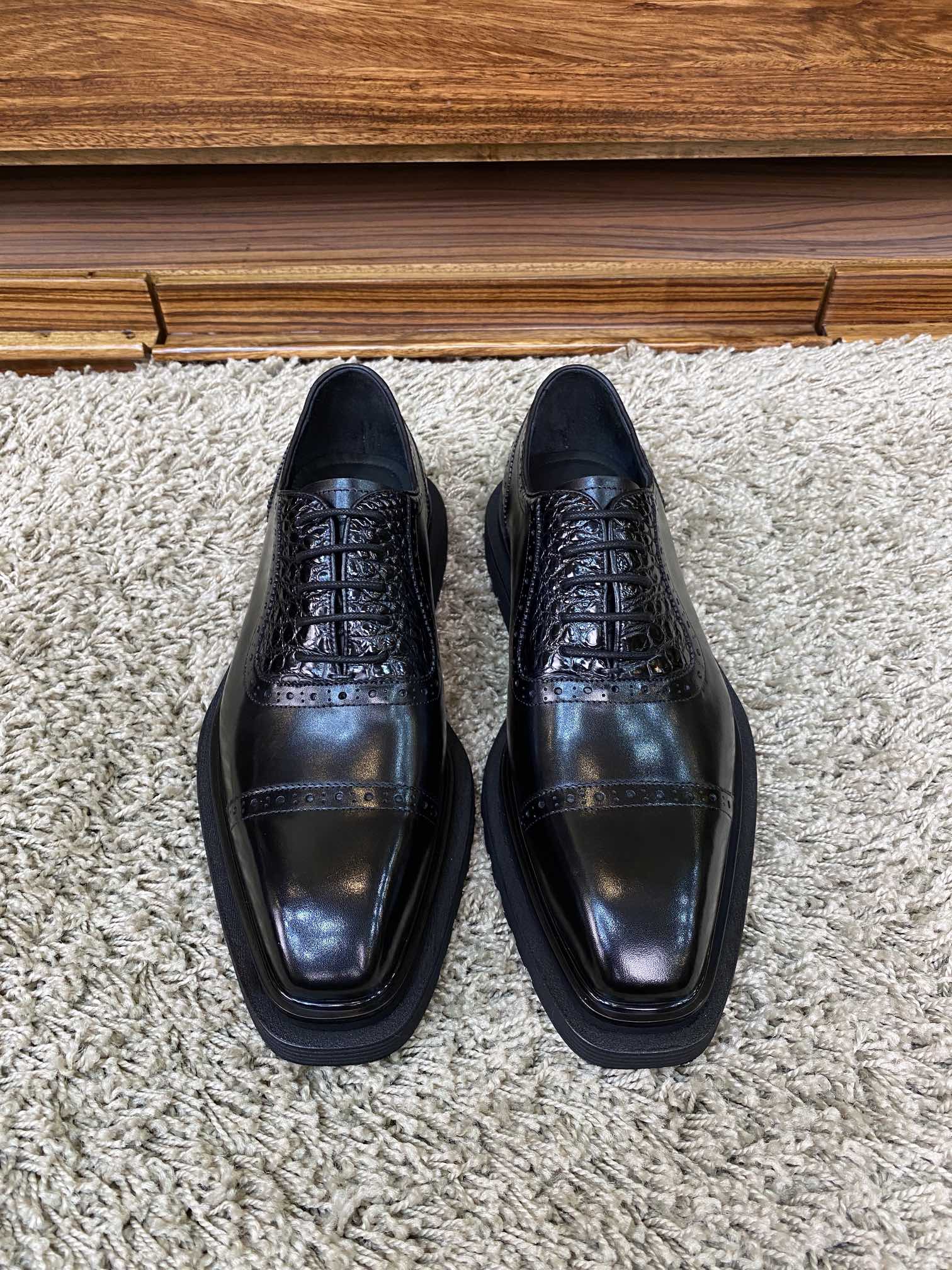 NO:275026,New!  Parda's latest [Crocodile belly] counter love, super light sole, highest version batch, this year's counter latest Prada, high-end men's thick-soled lace-up derby shoes!  The sole uses imported high-density elastic foamed sole, but the highlight is that the cost is not something that a small factory can control. You can imagine the lightness of this shoe, which is very light and comfortable to wear. Classic Brock carving technology, imported cowhide, purchased the original version with 1:1 accurate reproduction, the small square head design is full of modernity, versatile and fashionable urban handsome men!  38/45, prada,cowhide19860909New！Parda 最新【鳄鱼肚拼】专柜大爱 超轻盈大底 最高版本批 今年专柜最新普拉达 高端男士厚底系带德比鞋！ 鞋底采用进口高密度弹力发泡大底 可是亮点 成本不是小厂可以驾驭的,可想而知这鞋的轻盈度,非常轻盈上脚特别舒服 经典布洛克雕花工艺,进口牛皮制作,购入原版1:1精准复刻,小方头设计摩登感十足,百搭时尚都市型男！38/45,,prada,cowhide,Men's shoes